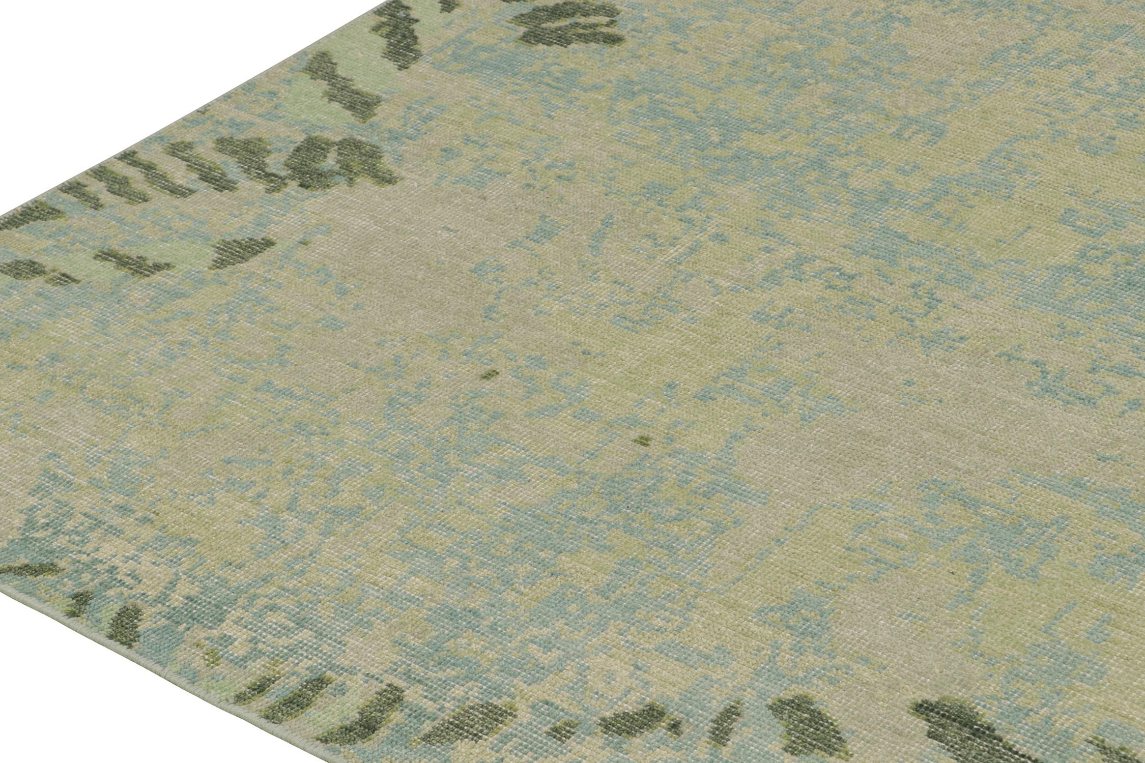 Alfombra abstracta de estilo envejecido de Rug & Kilim con estampado azul, gris y verde Anudado a mano en venta