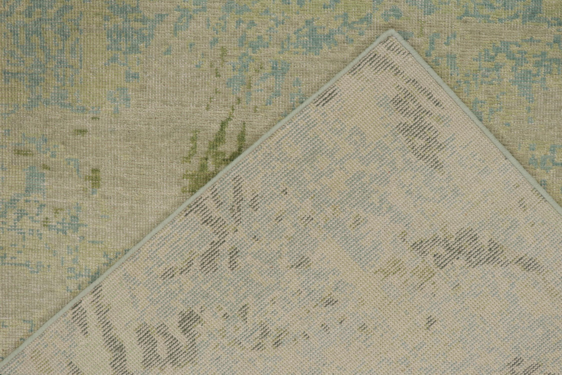 Alfombra abstracta de estilo envejecido de Rug & Kilim con estampado azul, gris y verde Siglo XXI y contemporáneo en venta