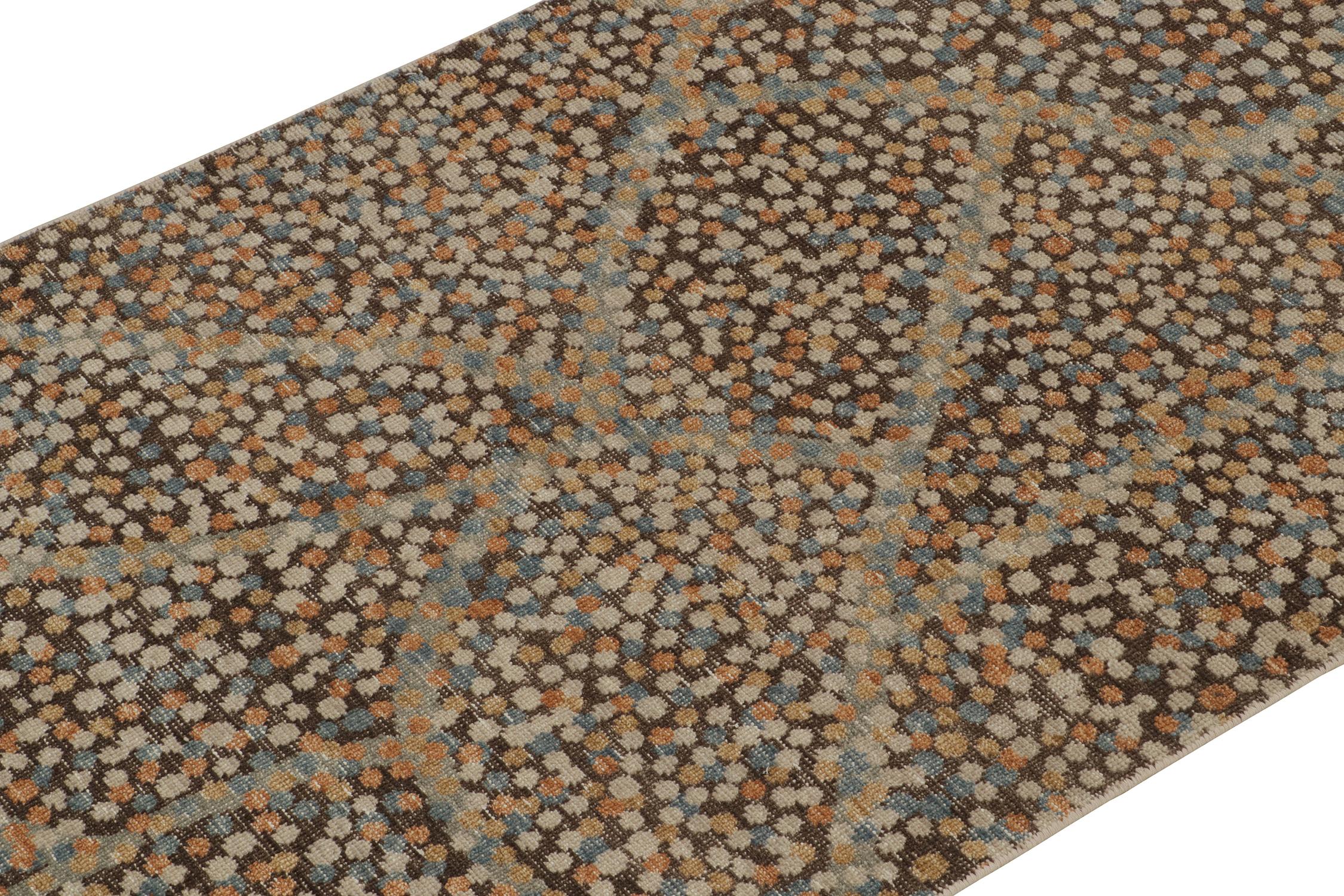 Rug & Kilim's abstrakter Teppich im Distressed-Stil in Brown mit buntem Dots-Muster (Indisch) im Angebot