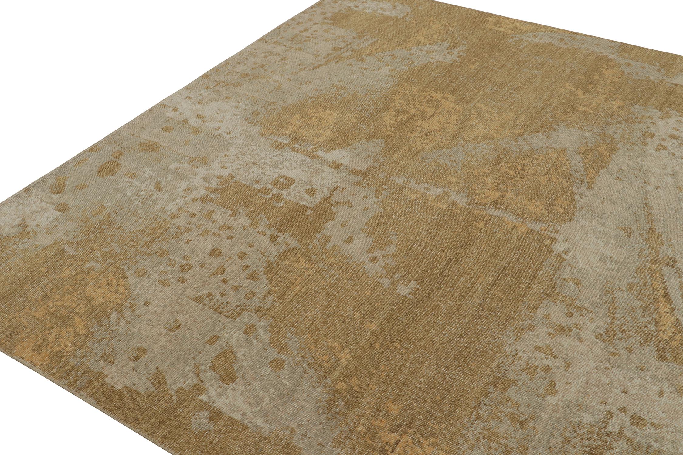 Moderne Rug & Kilim's Distressed style Abstract Rug in Gold (Tapis abstrait en or) en vente