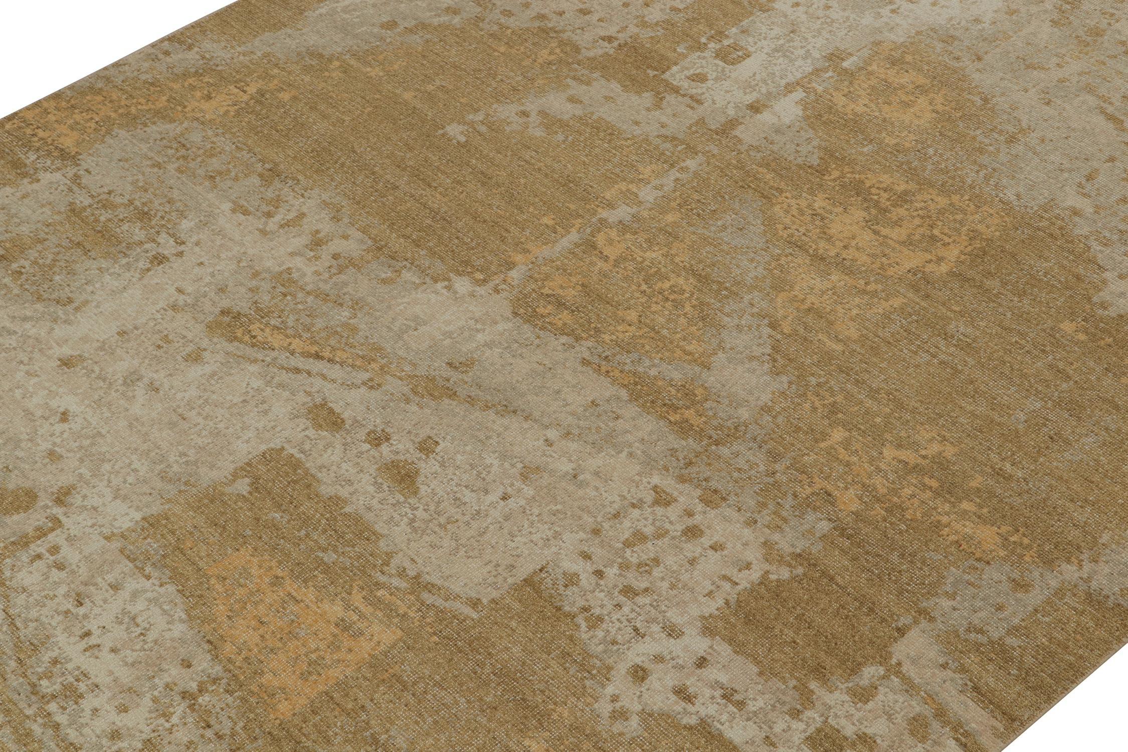 Indien Rug & Kilim's Distressed style Abstract Rug in Gold (Tapis abstrait en or) en vente