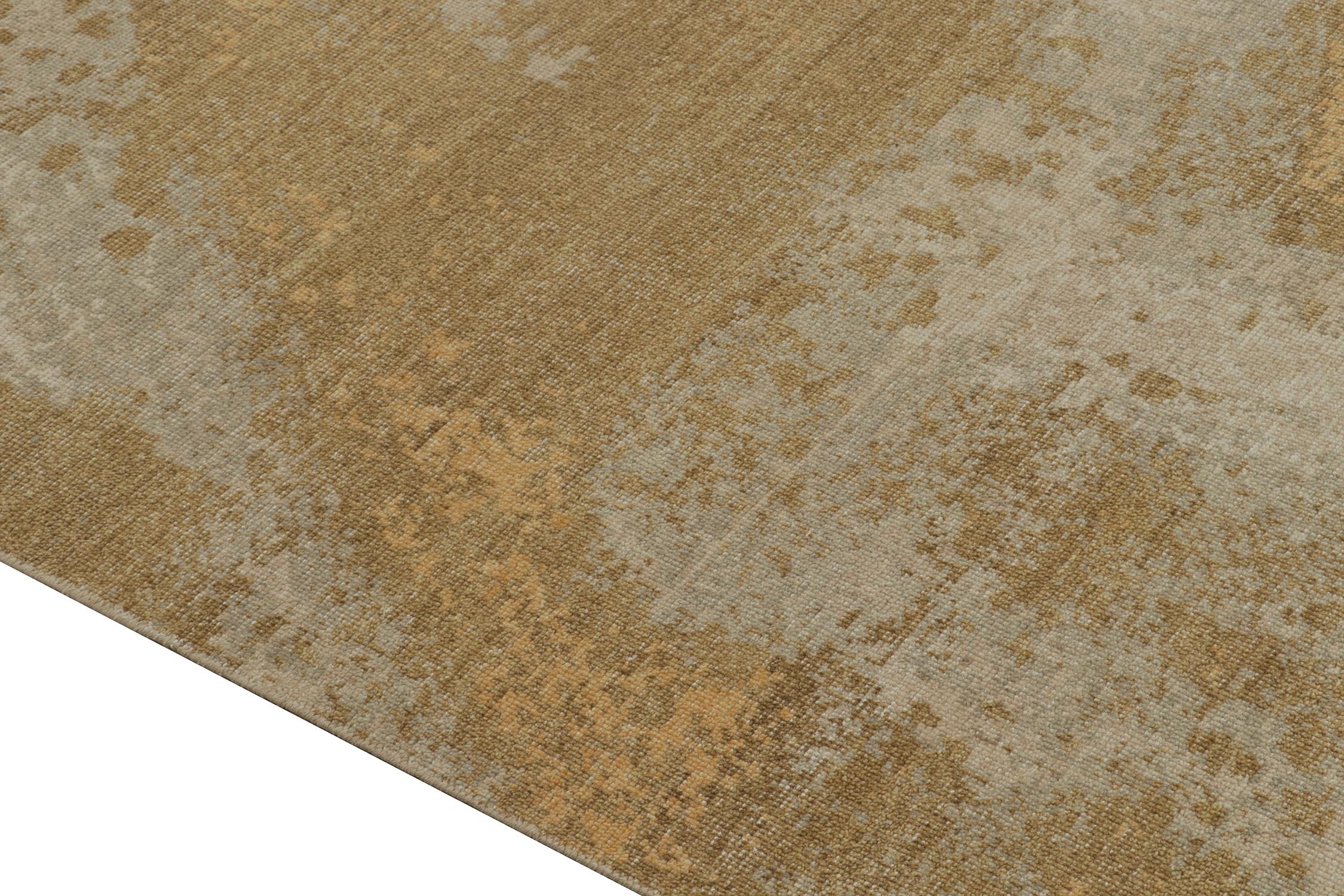 Noué à la main Rug & Kilim's Distressed style Abstract Rug in Gold (Tapis abstrait en or) en vente