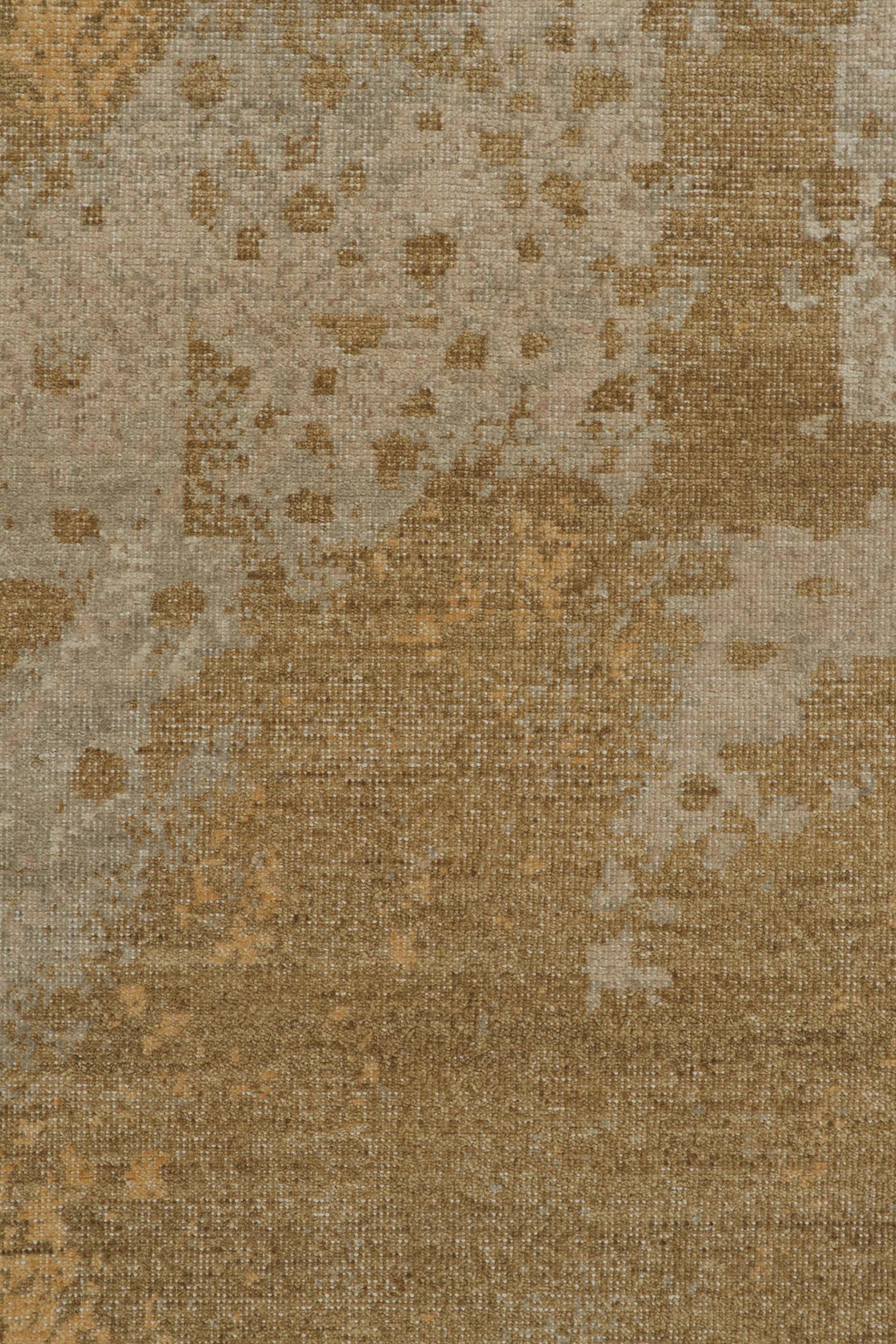 Rug & Kilim's Distressed style Abstract Rug in Gold (Tapis abstrait en or) Neuf - En vente à Long Island City, NY