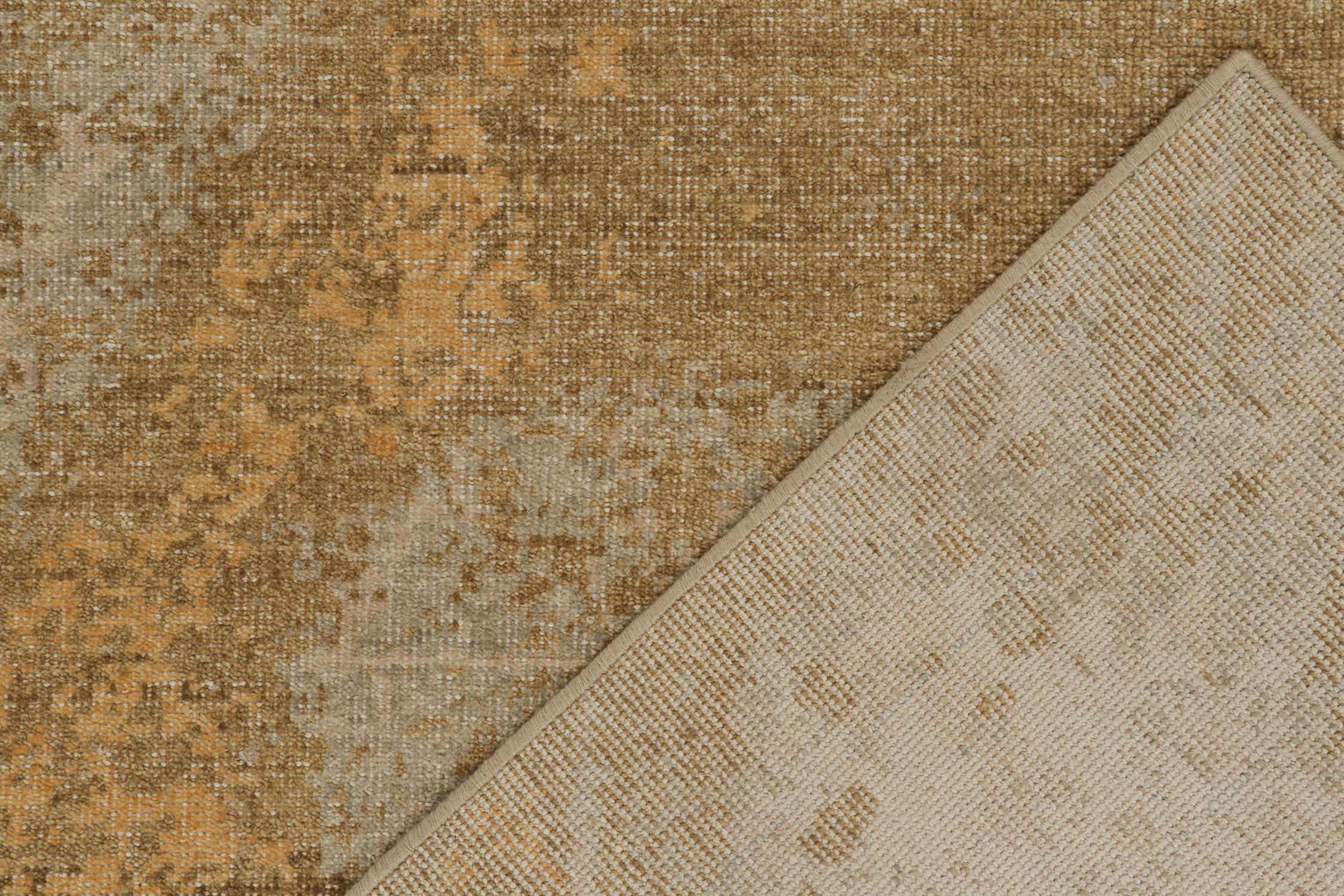 XXIe siècle et contemporain Rug & Kilim's Distressed style Abstract Rug in Gold (Tapis abstrait en or) en vente
