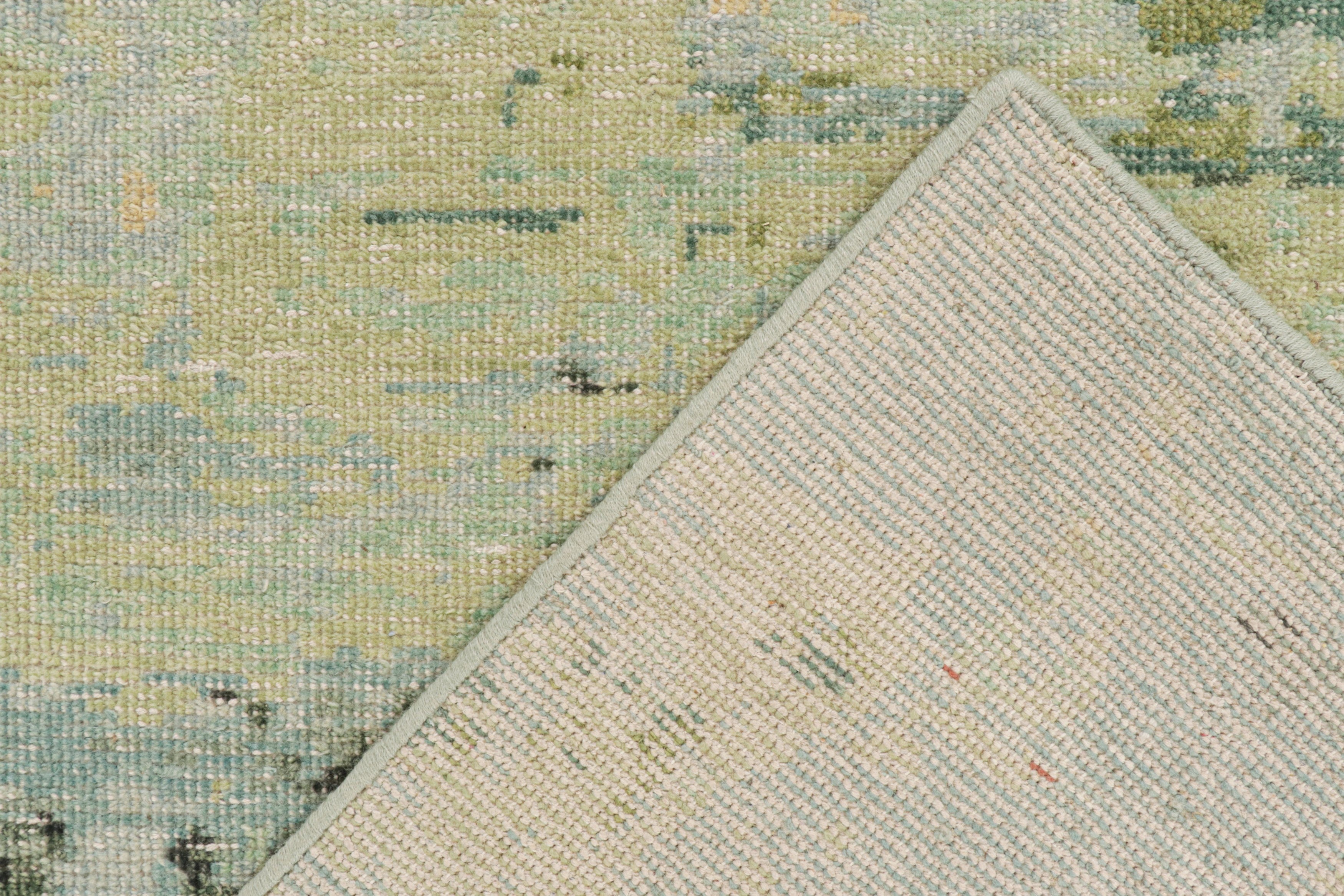 Rug & Kilim's abstrakter Teppich im Distressed-Stil in Grün und Blau  (21. Jahrhundert und zeitgenössisch) im Angebot