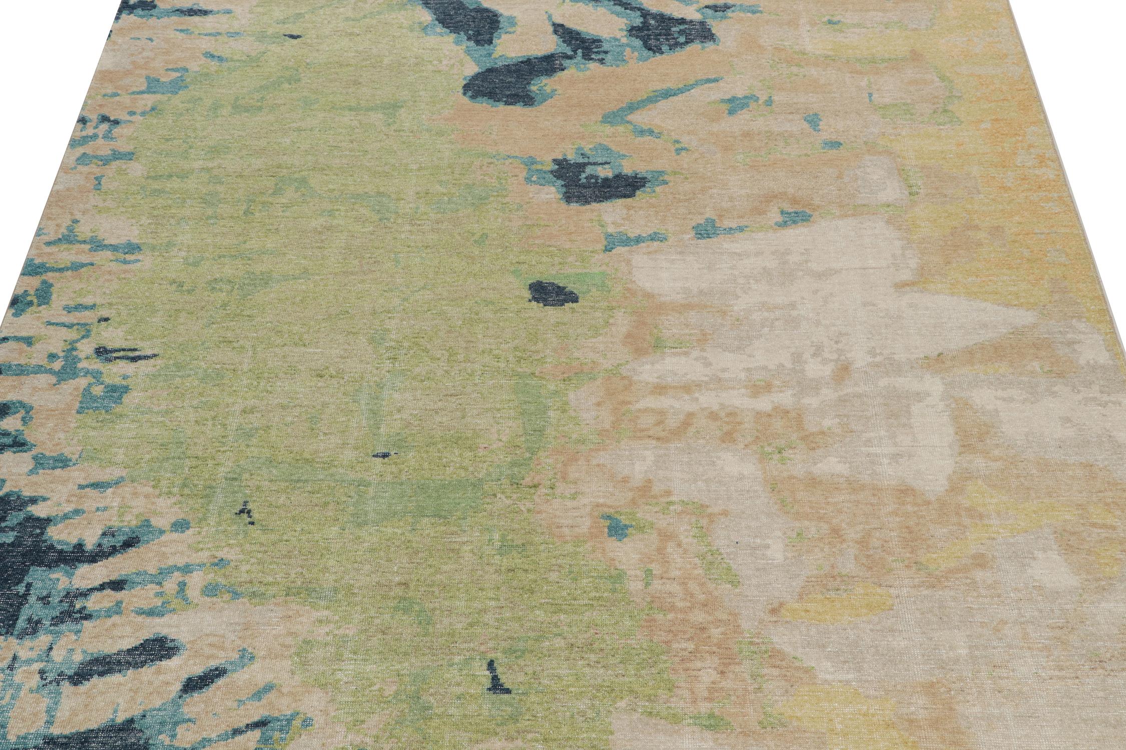 Moderno Rug & Kilim: Tappeto astratto in stile Distressed in verde, beige e blu in vendita