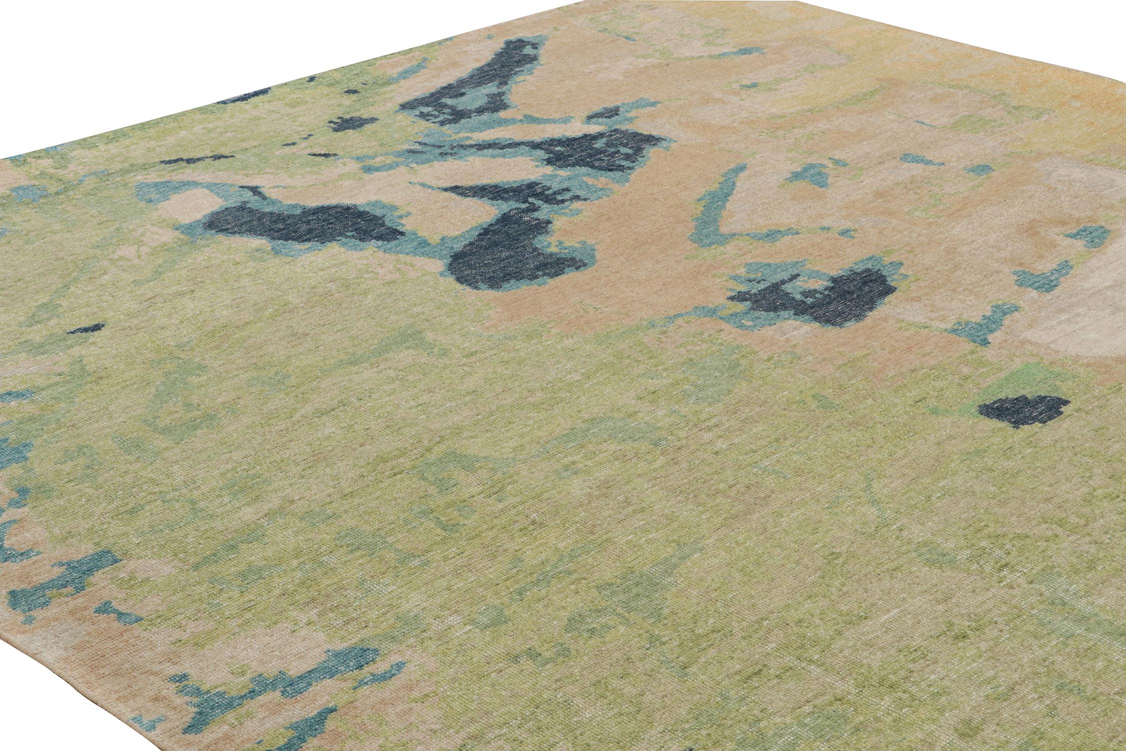 Indiano Rug & Kilim: Tappeto astratto in stile Distressed in verde, beige e blu in vendita