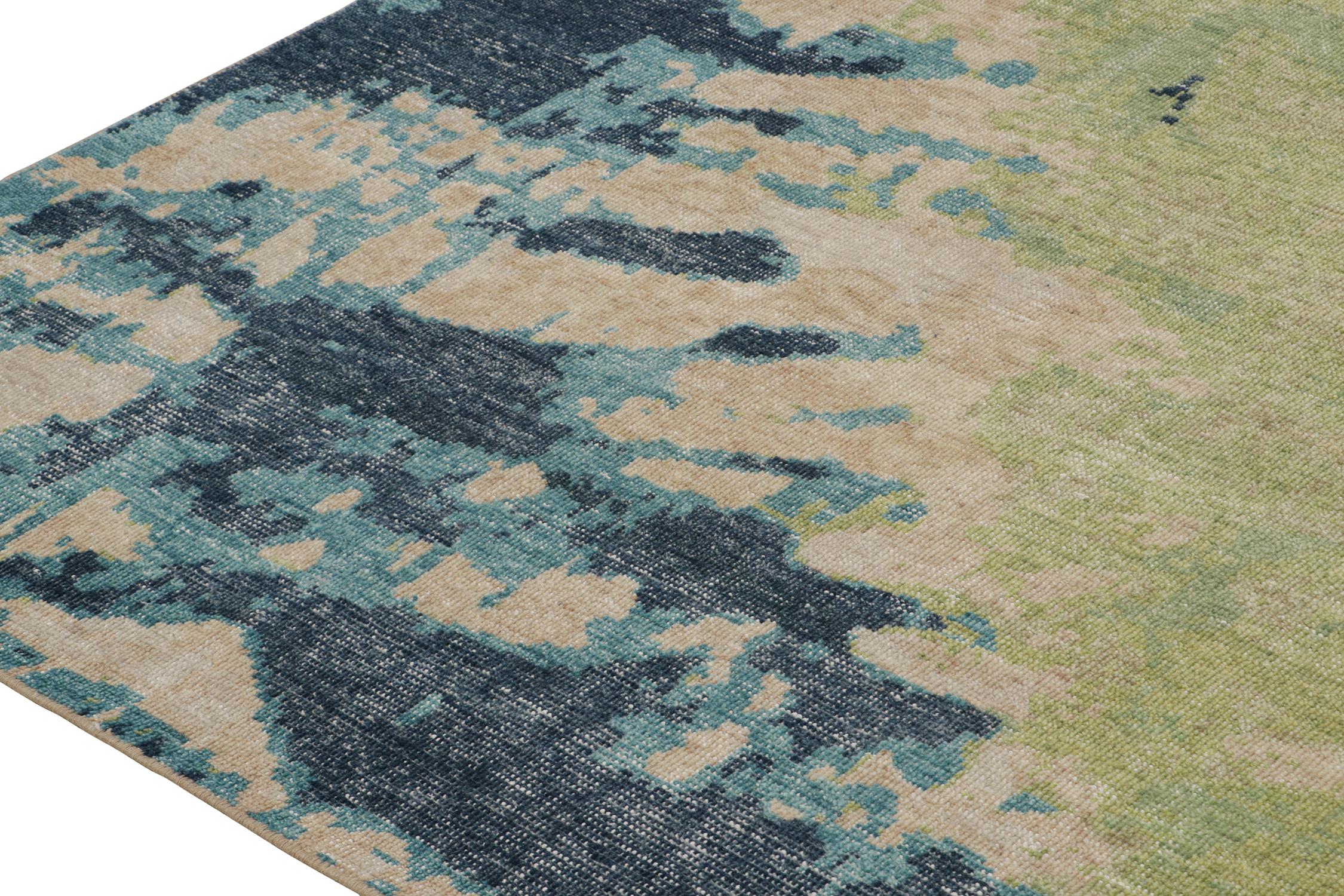 Annodato a mano Rug & Kilim: Tappeto astratto in stile Distressed in verde, beige e blu in vendita