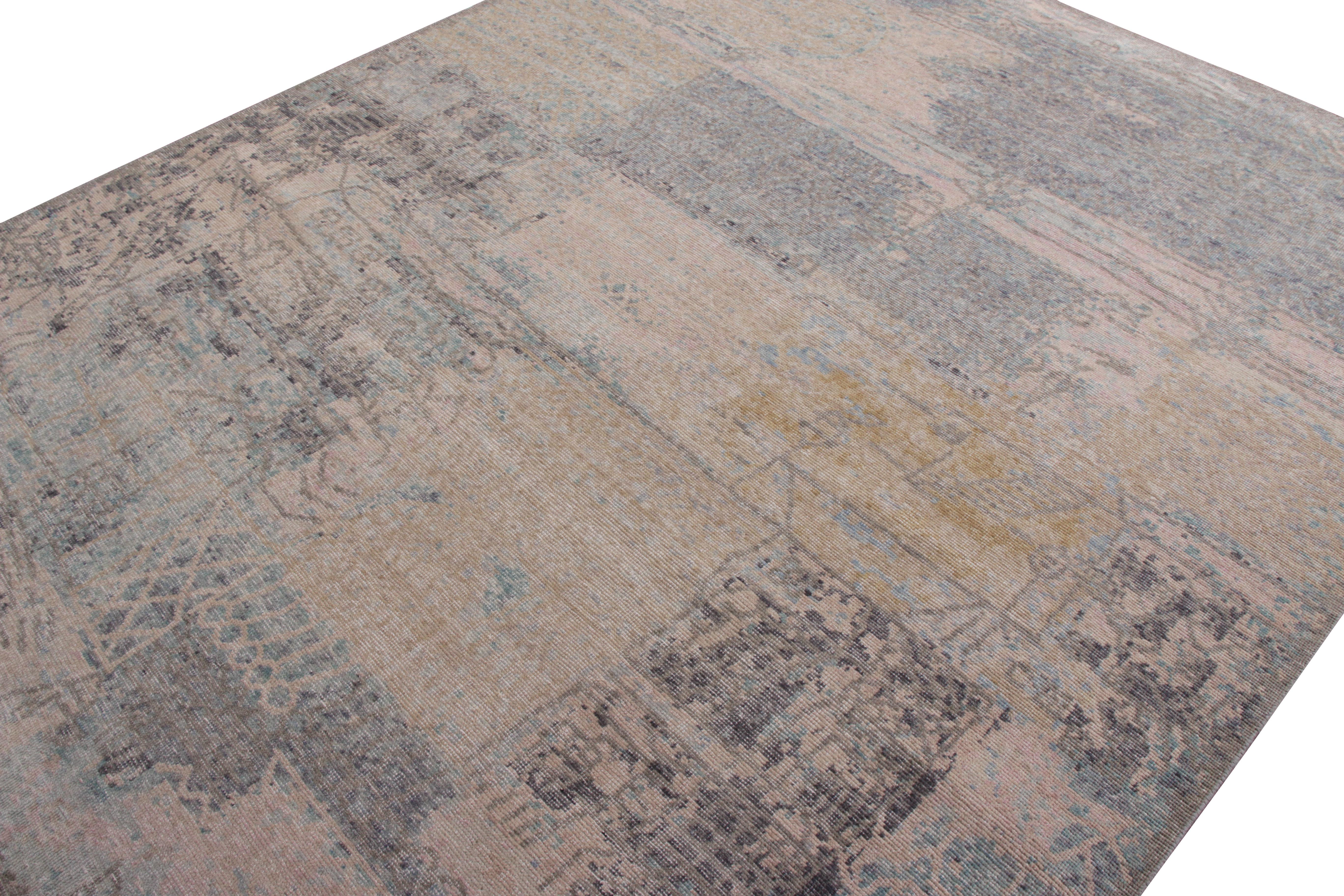 Abstrakter Teppich im Distressed-Stil von Rug & Kilim in rosa und blauem All-Over-Muster (Indisch) im Angebot