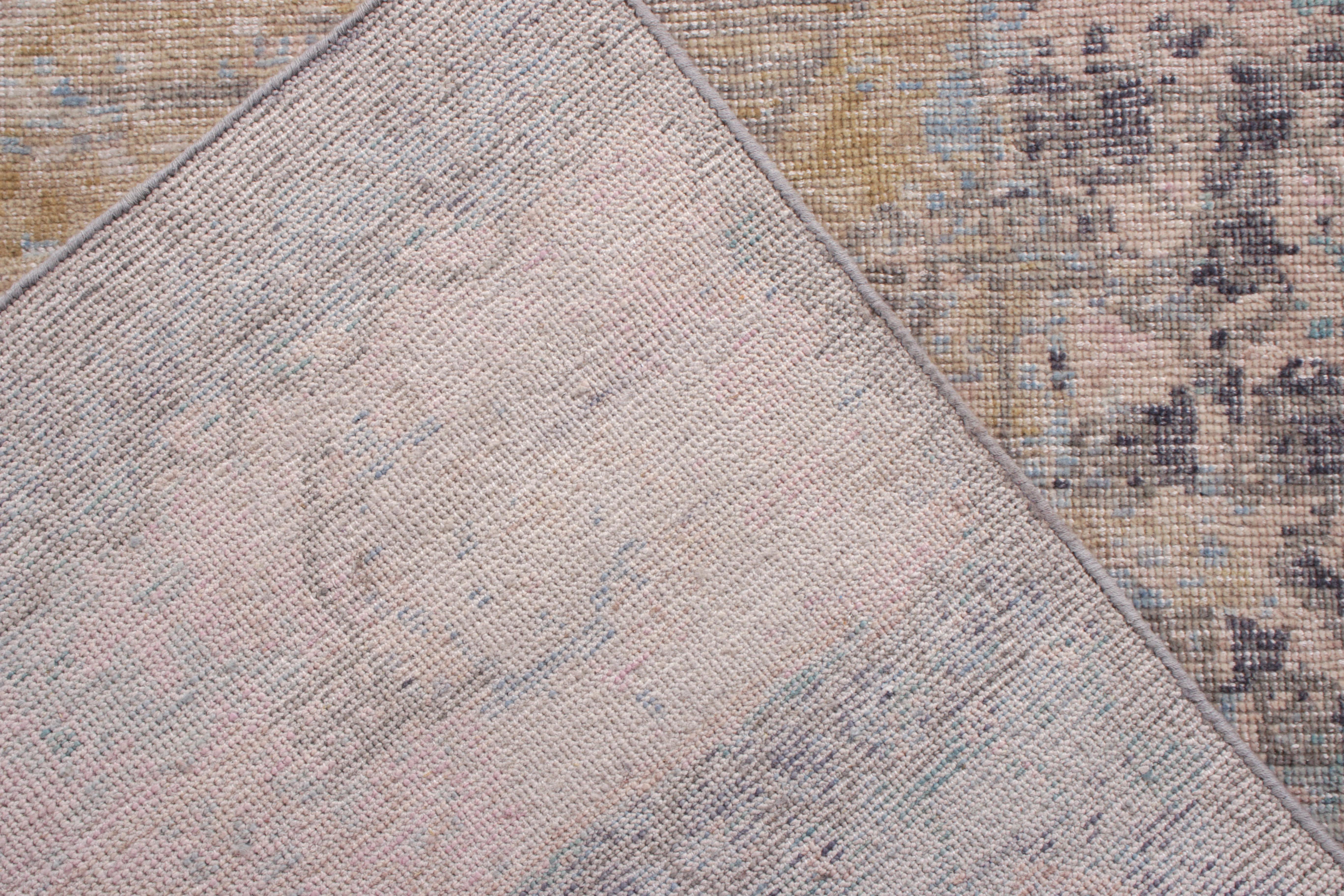 Annodato a mano Rug & Kilim è un tappeto astratto in stile distrutto con motivi rosa e blu. in vendita