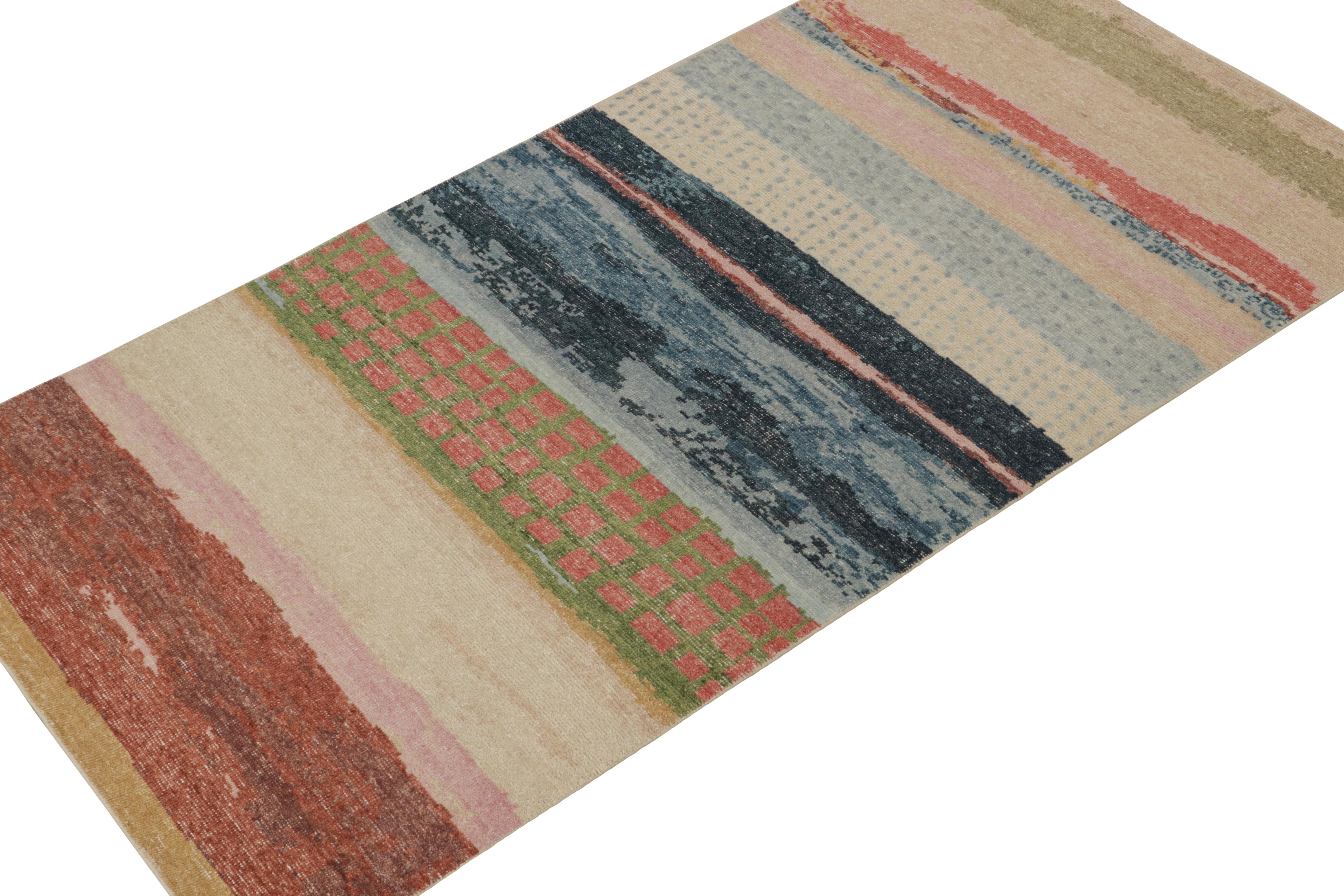 Rug & Kilim's Abstrakter Teppich im Distressed-Stil mit mehrfarbigen Mustern (Moderne) im Angebot