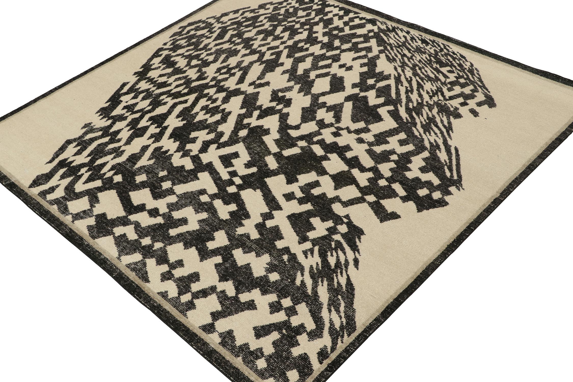 Dieser moderne quadratische Teppich im Format 8x8 ist eine kühne Neuheit in der Homage Collection'S von Rug & Kilim. Das aus Wolle und Baumwolle handgeknüpfte Design vereint abstrakte geometrische Muster in einem Positiv-Negativ-Spiel aus Weiß und