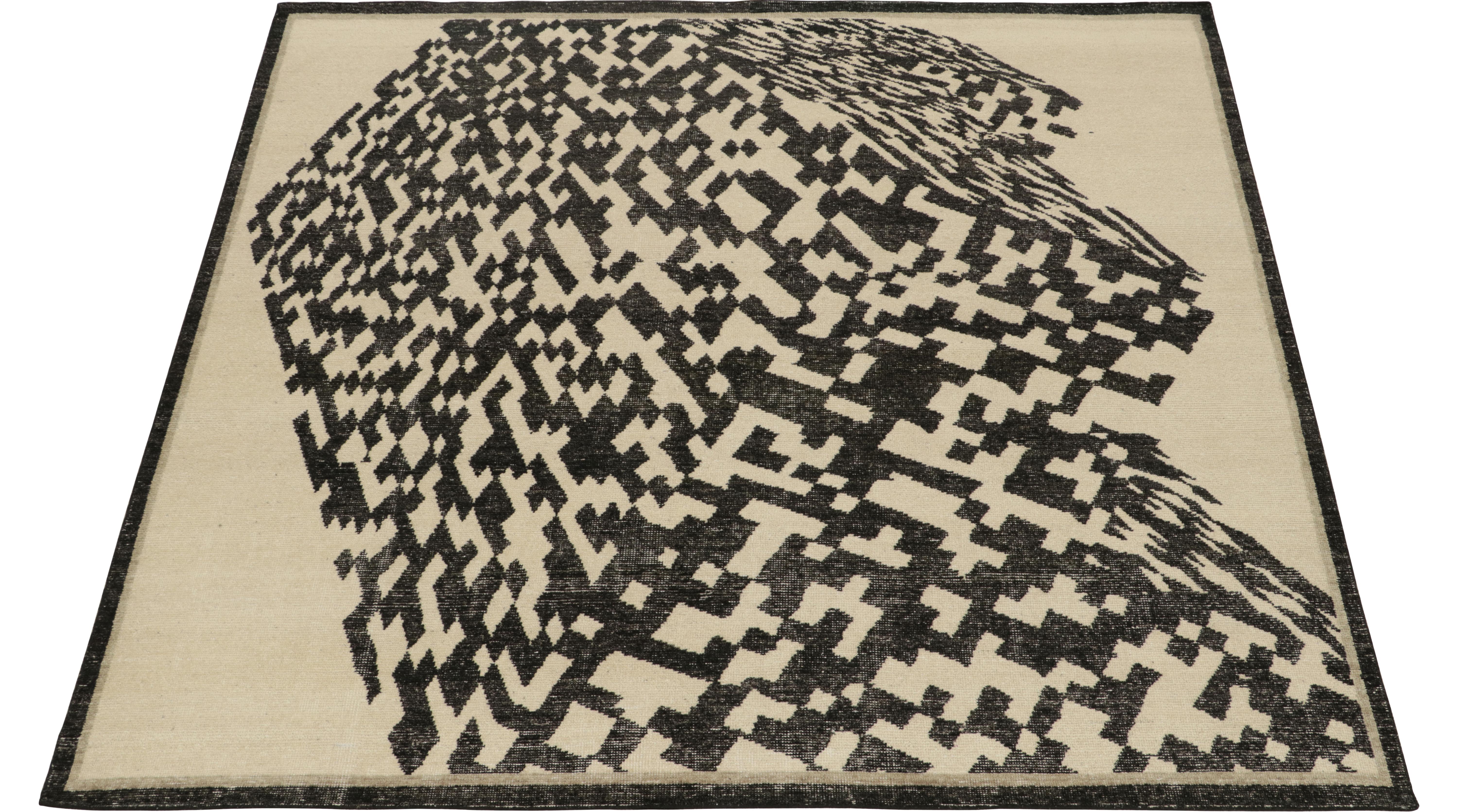 Rug & Kilim's abstrakter Teppich im Distressed-Stil mit geometrischem Muster in Weiß und Schwarz (Moderne) im Angebot