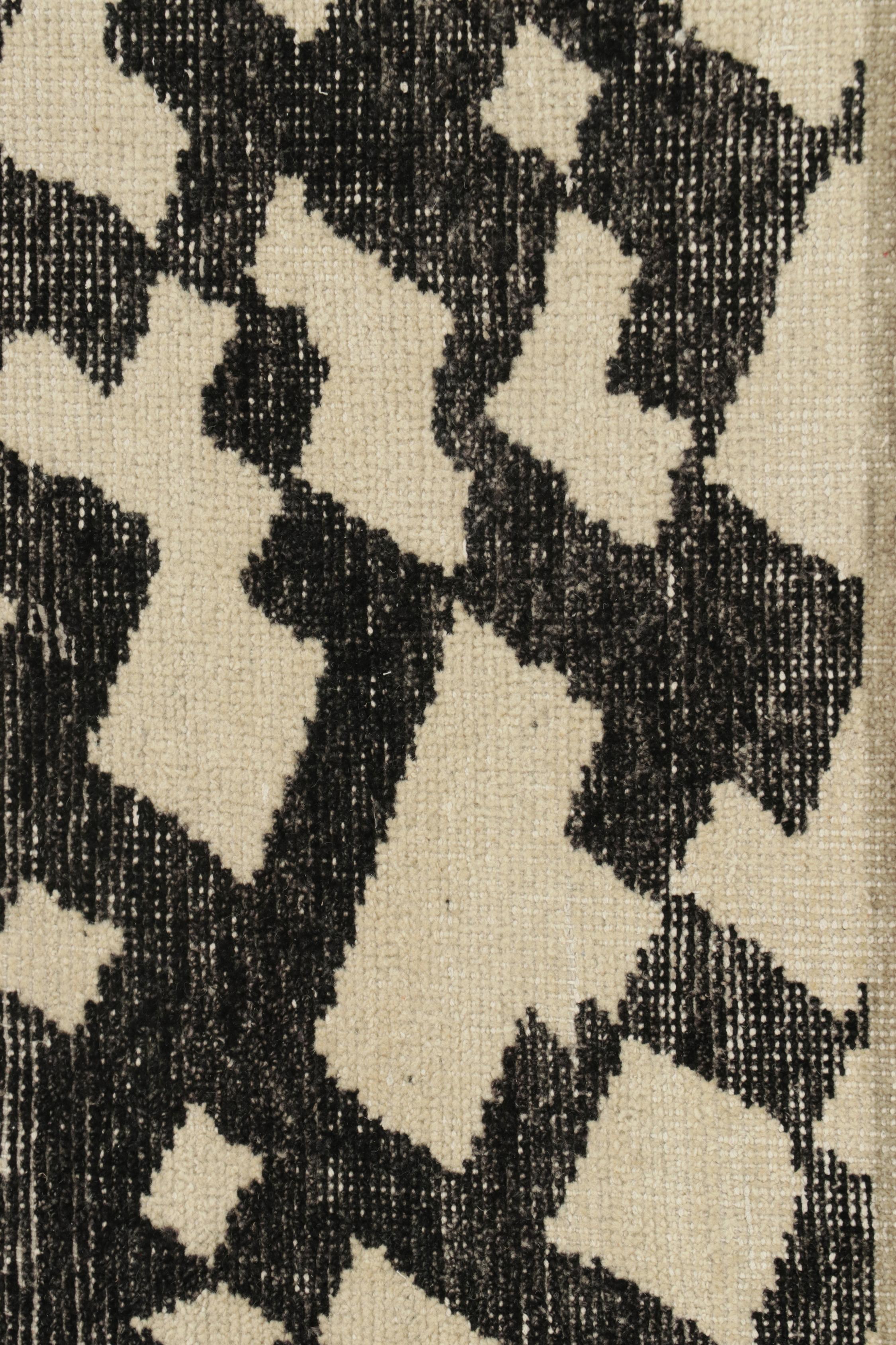 Rug & Kilim’s Distressed Style Abstract rug in White and Black Geometric Pattern In New Condition For Sale In Long Island City, NY