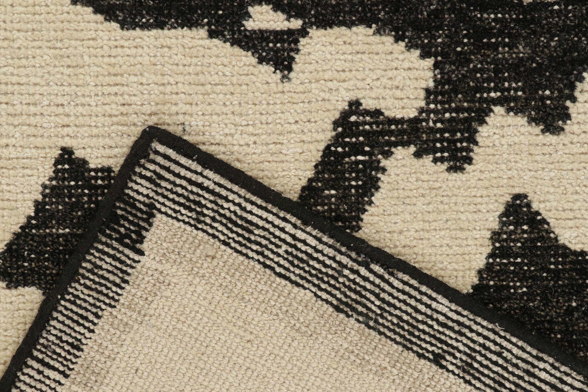 Rug & Kilim's abstrakter Teppich im Distressed-Stil mit geometrischem Muster in Weiß und Schwarz (21. Jahrhundert und zeitgenössisch) im Angebot