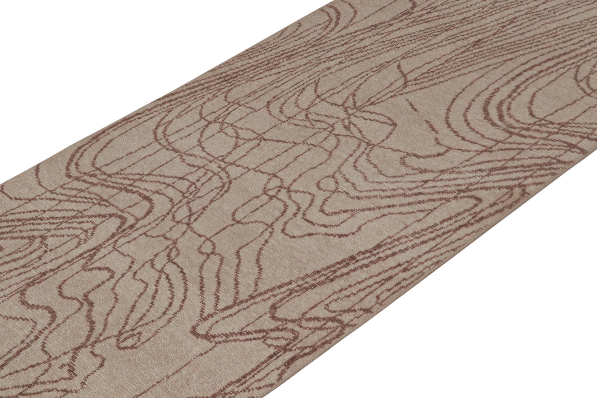 Dieser zeitgenössische abstrakte Läufer 3x12 ist eine kühne Neuheit in der Homage Collection'S von Rug & Kilim. Handgeknüpft aus Wolle.

Über das Design:

Dieses Design erinnert an einen Maler mit einem fließenden Spiel aus braunen, geschwungenen