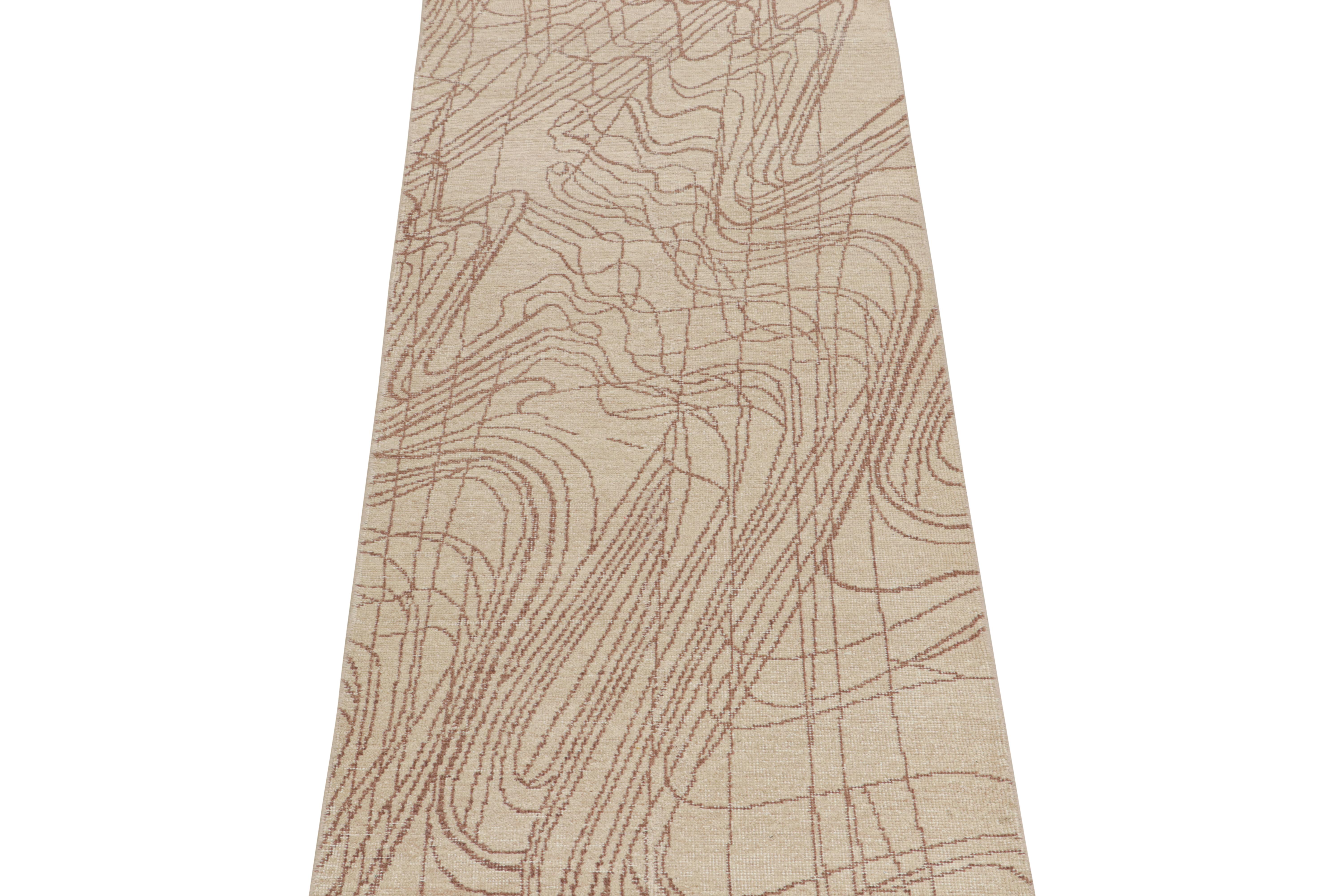 Abstrakter Läufer von Rug & Kilim im Distressed-Stil in Beige-Braun mit geometrischem Muster (Moderne) im Angebot