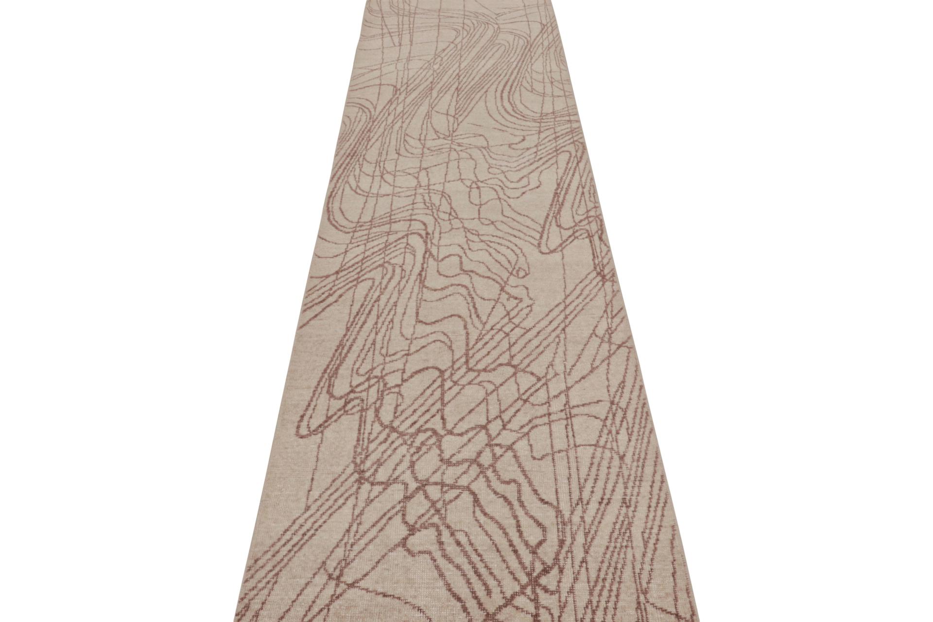 Abstrakter Läufer von Rug & Kilim im Distressed-Stil in Beige-Braun mit geometrischem Muster (Moderne) im Angebot