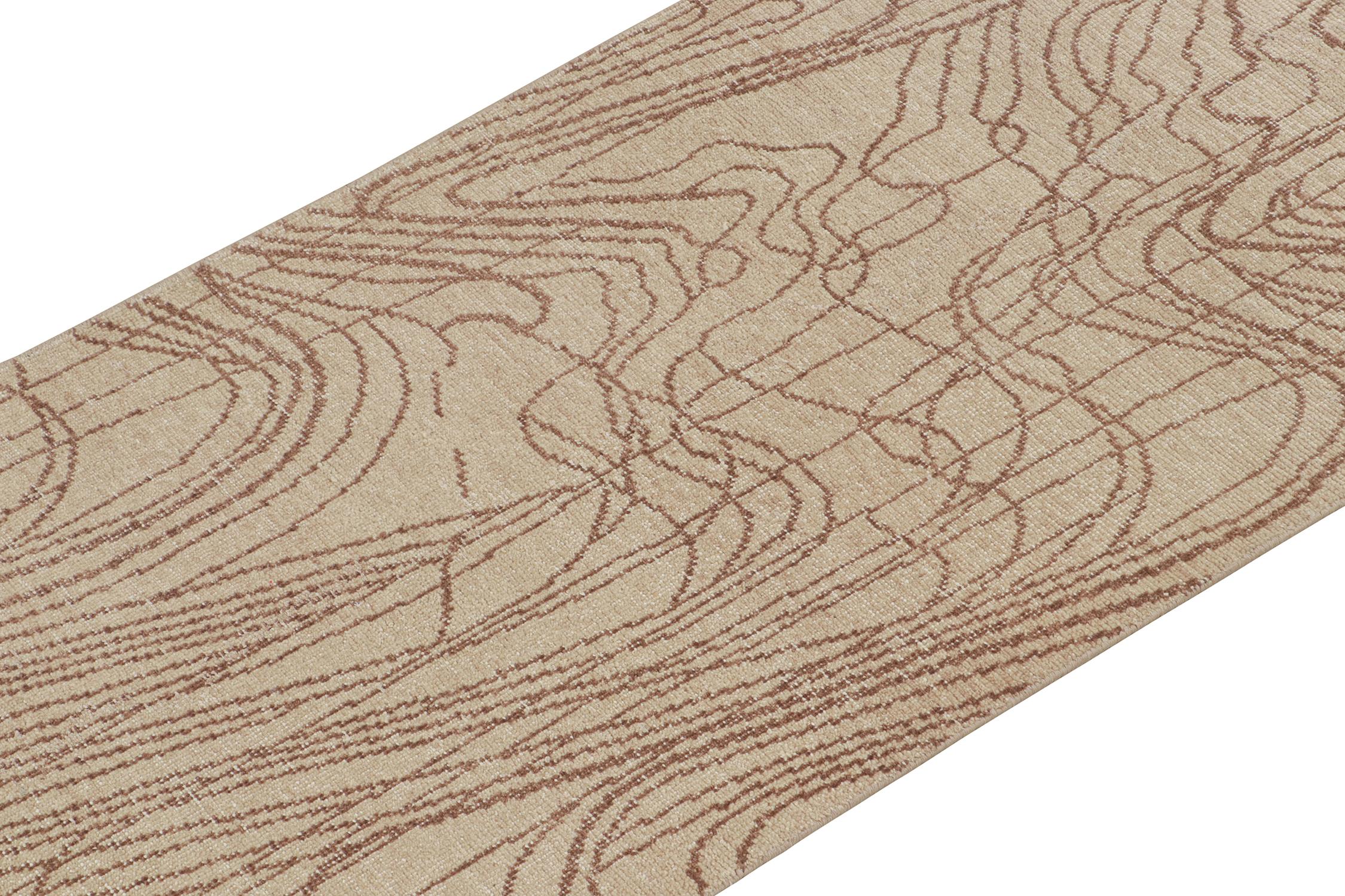 Abstrakter Läufer von Rug & Kilim im Distressed-Stil in Beige-Braun mit geometrischem Muster (Indisch) im Angebot