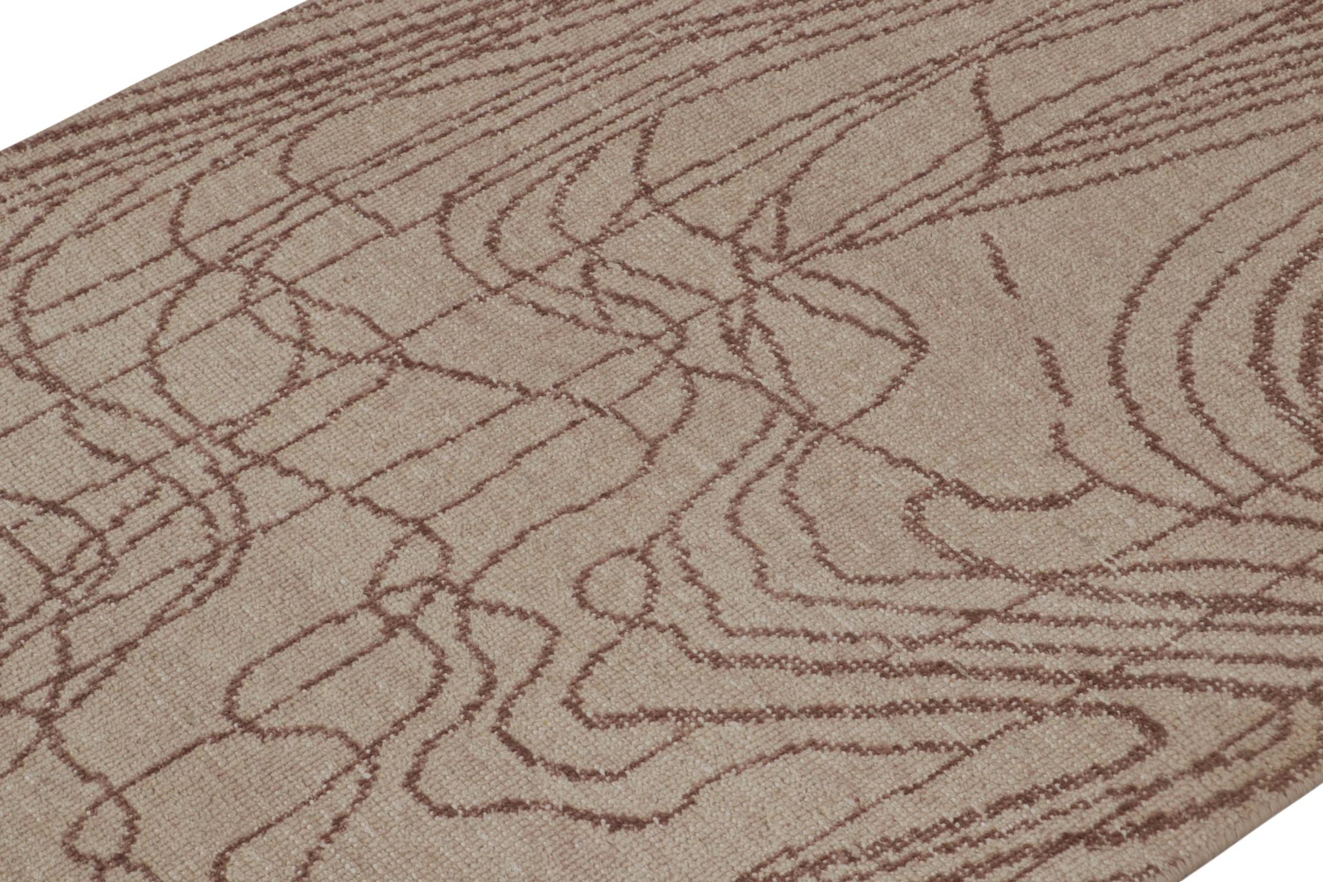 Abstrakter Läufer von Rug & Kilim im Distressed-Stil in Beige-Braun mit geometrischem Muster (Indisch) im Angebot