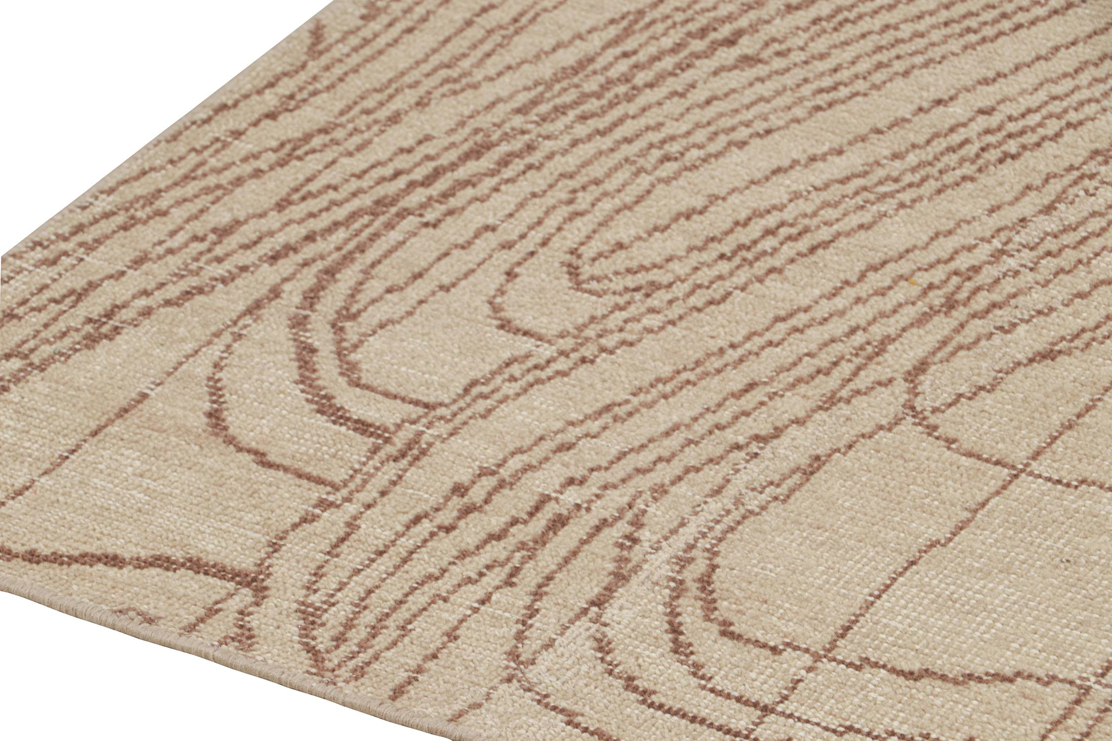 Abstrakter Läufer von Rug & Kilim im Distressed-Stil in Beige-Braun mit geometrischem Muster (Handgeknüpft) im Angebot