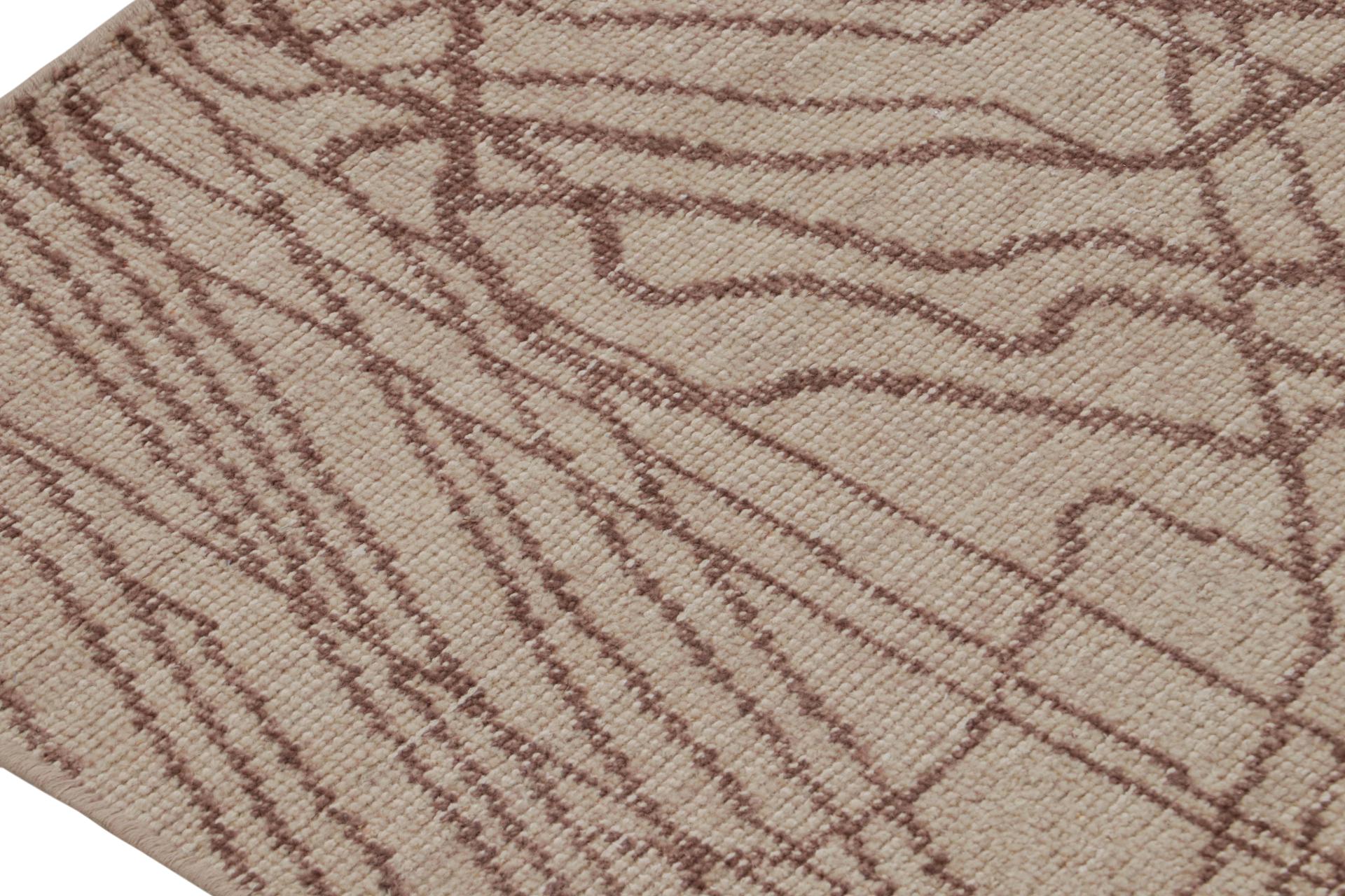 Abstrakter Läufer von Rug & Kilim im Distressed-Stil in Beige-Braun mit geometrischem Muster (Handgeknüpft) im Angebot