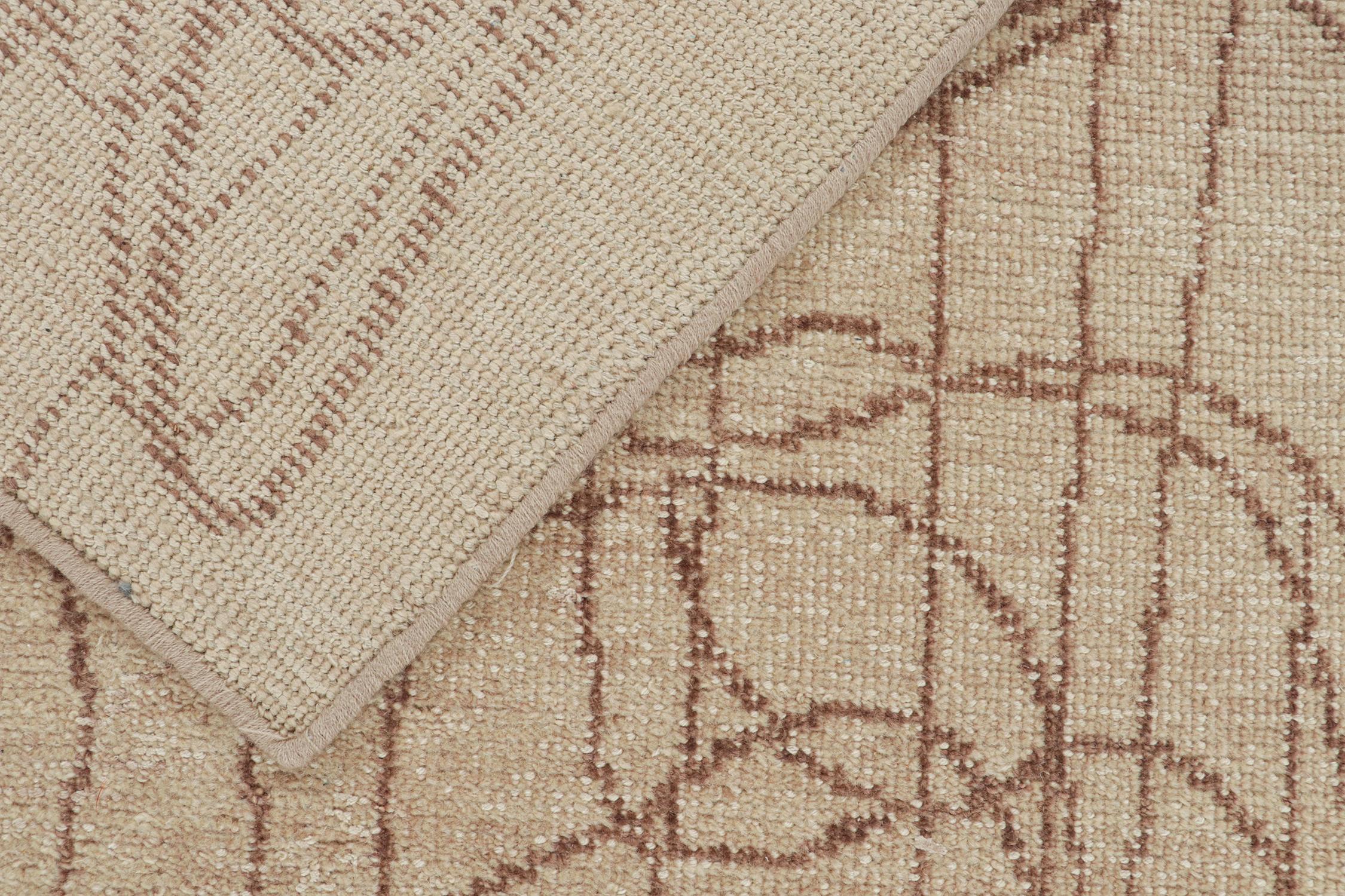 Abstrakter Läufer von Rug & Kilim im Distressed-Stil in Beige-Braun mit geometrischem Muster (21. Jahrhundert und zeitgenössisch) im Angebot