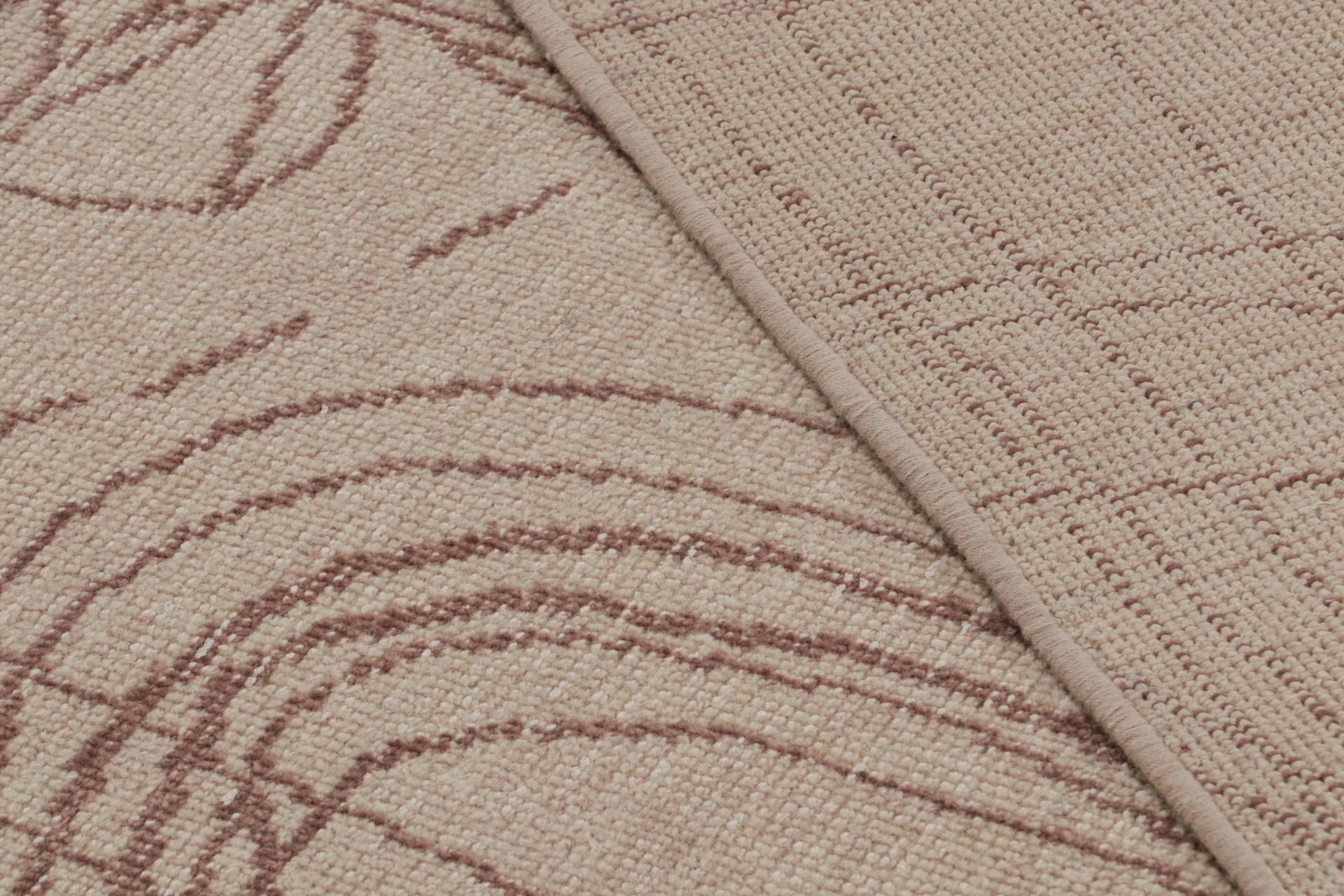 Abstrakter Läufer von Rug & Kilim im Distressed-Stil in Beige-Braun mit geometrischem Muster (21. Jahrhundert und zeitgenössisch) im Angebot