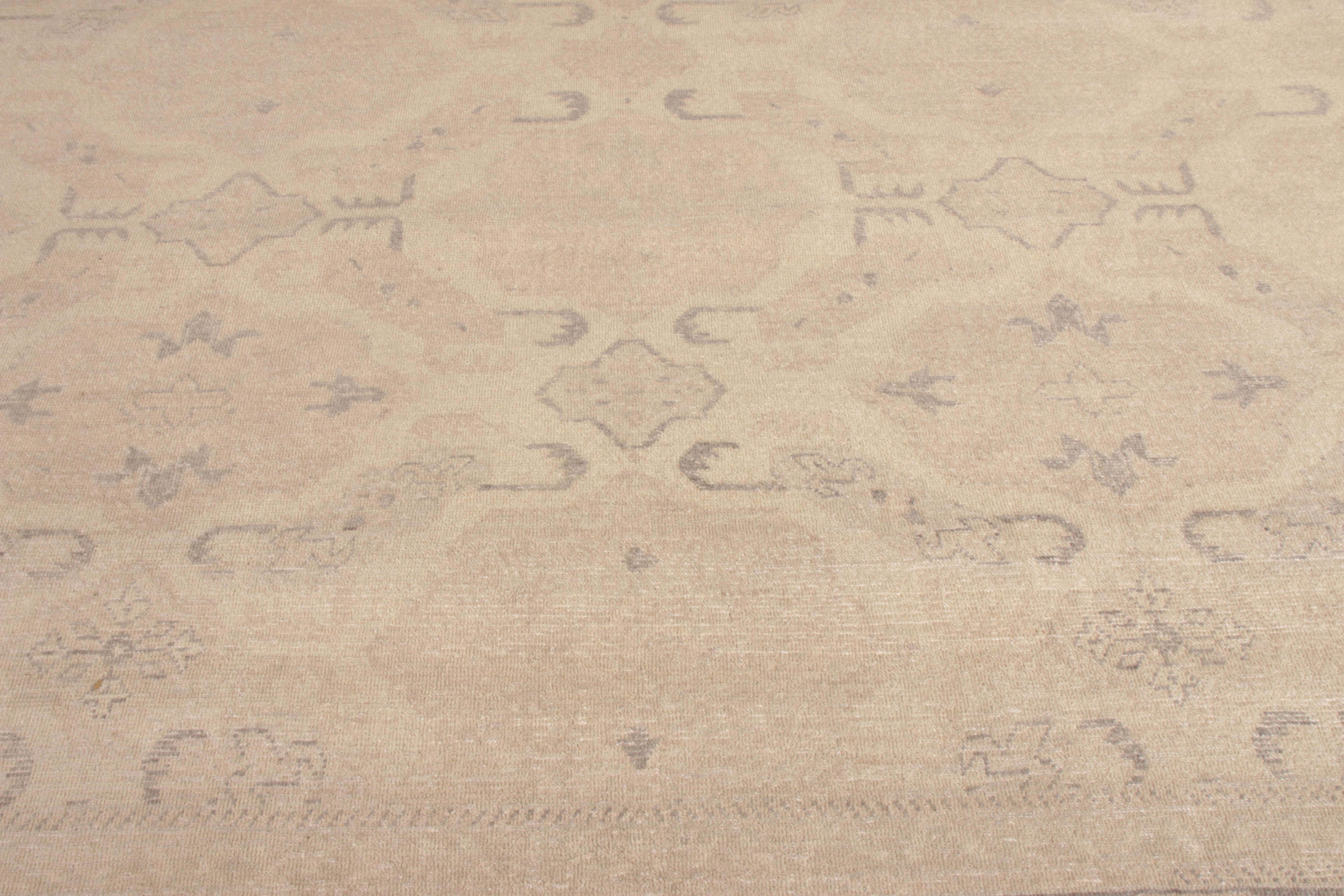 Rug & Kilim's Classic-Teppich im Distressed-Stil in Beige-Braun mit geometrischem Muster (Indisch) im Angebot