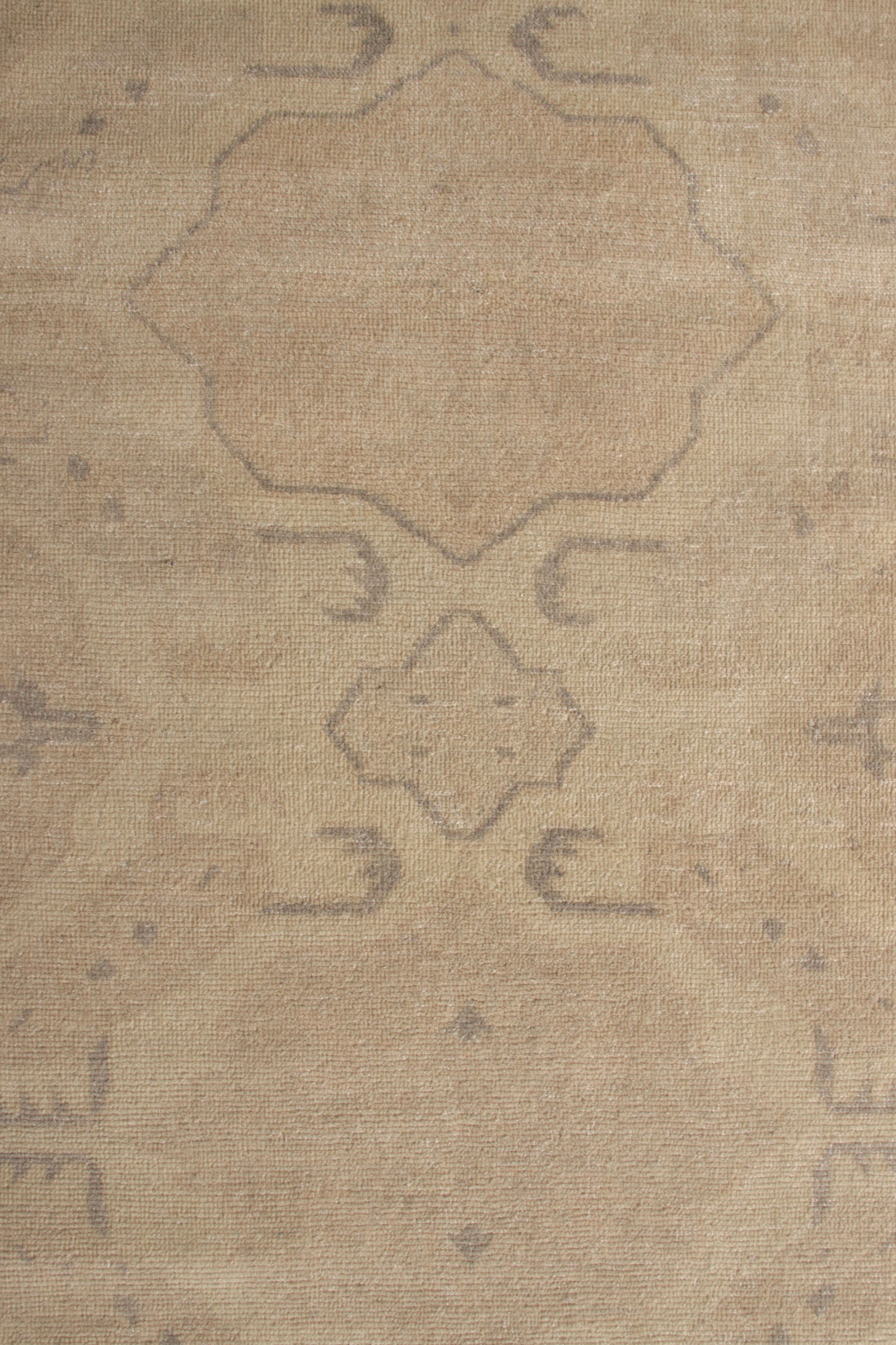 Rug & Kilim's Classic-Teppich im Distressed-Stil in Beige-Braun mit geometrischem Muster (Handgeknüpft) im Angebot