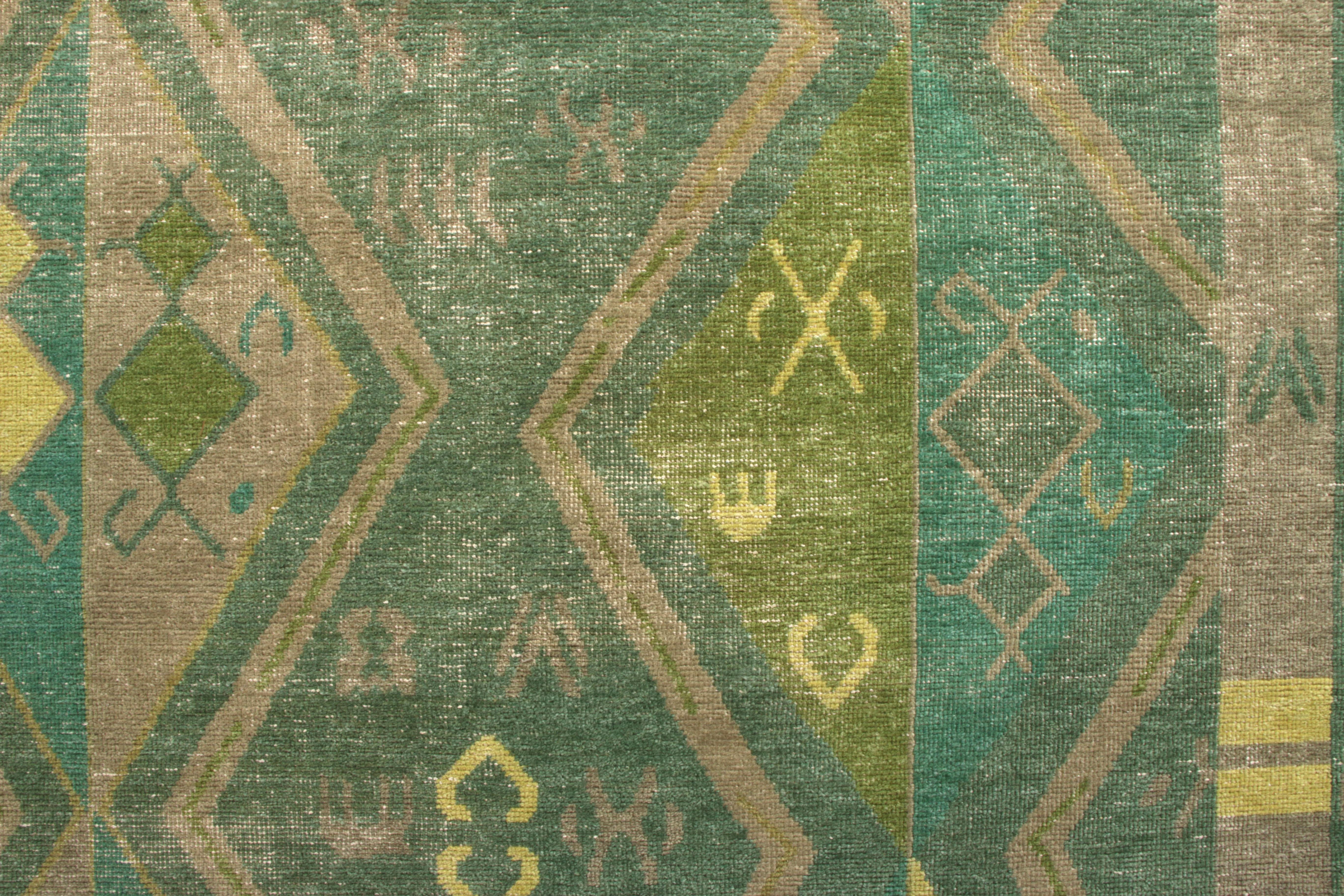 Indien Rug & Kilim's Distressed Style Classic Rug in Green, Beige-Brown Geometric Patte en vente