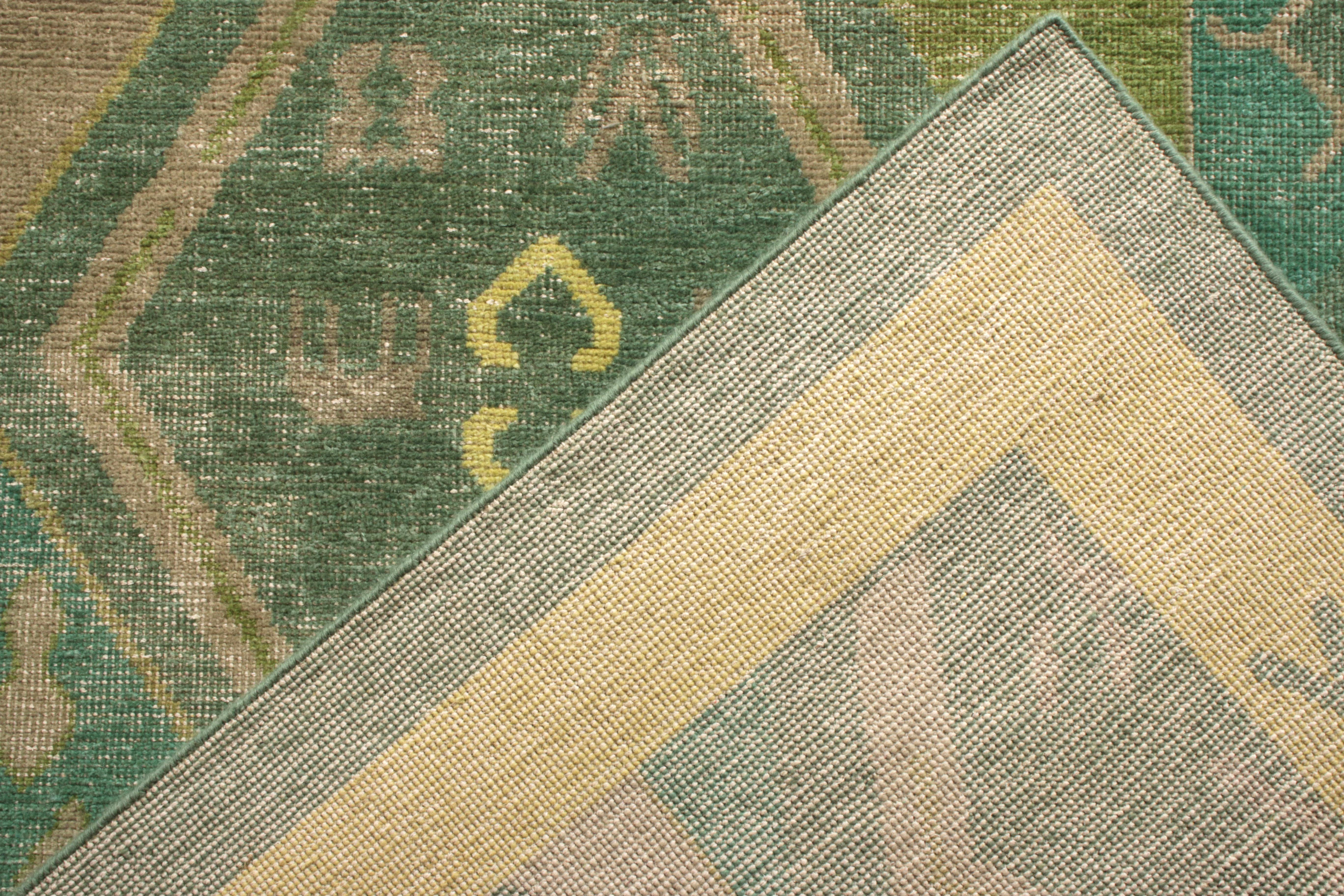 Noué à la main Rug & Kilim's Distressed Style Classic Rug in Green, Beige-Brown Geometric Patte en vente