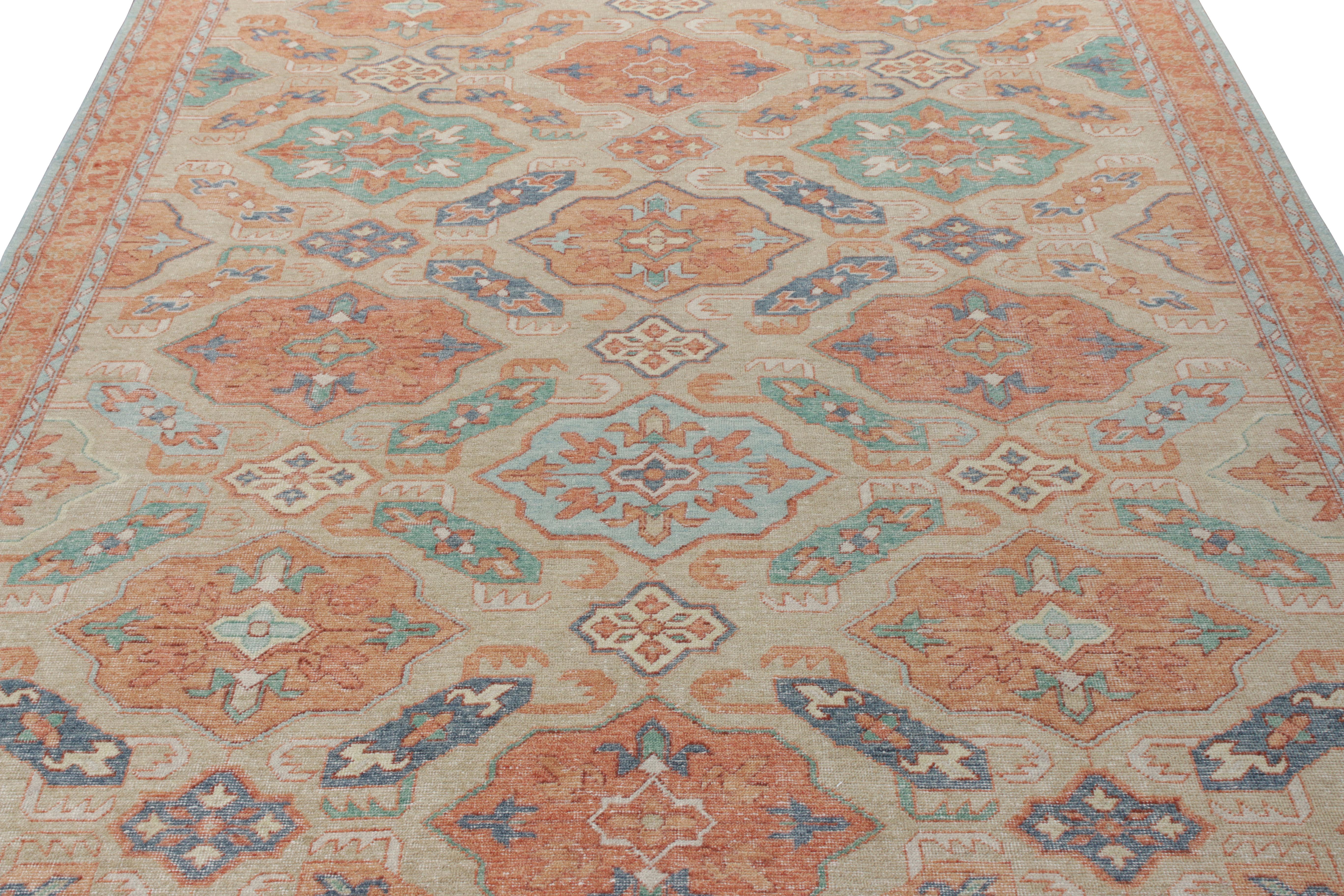 Eine köstliche 9x12-Ausgabe eines handgeknüpften, individuellen Teppichs aus der Homage Collection von Rug & Kilim. Diese traditionelle Darstellung im Distressed-Stil zeigt eine wunderschöne geometrisch-florale Reihe von Medaillonmustern in