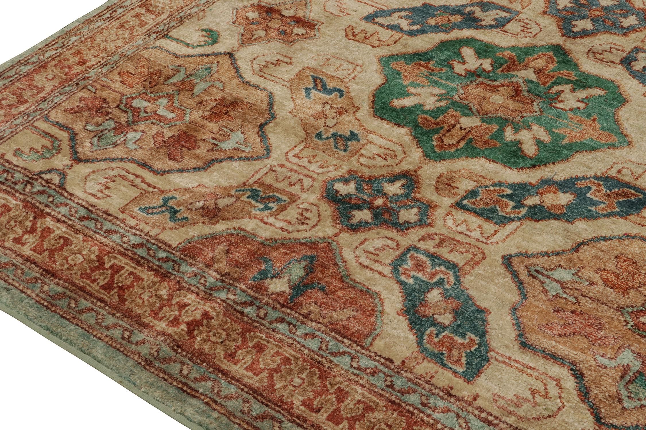 Rug & Kilim è un tappeto personalizzato in stile degradato con motivi geometrici beige, rossi e verde acqua. In condizioni Nuovo in vendita a Long Island City, NY