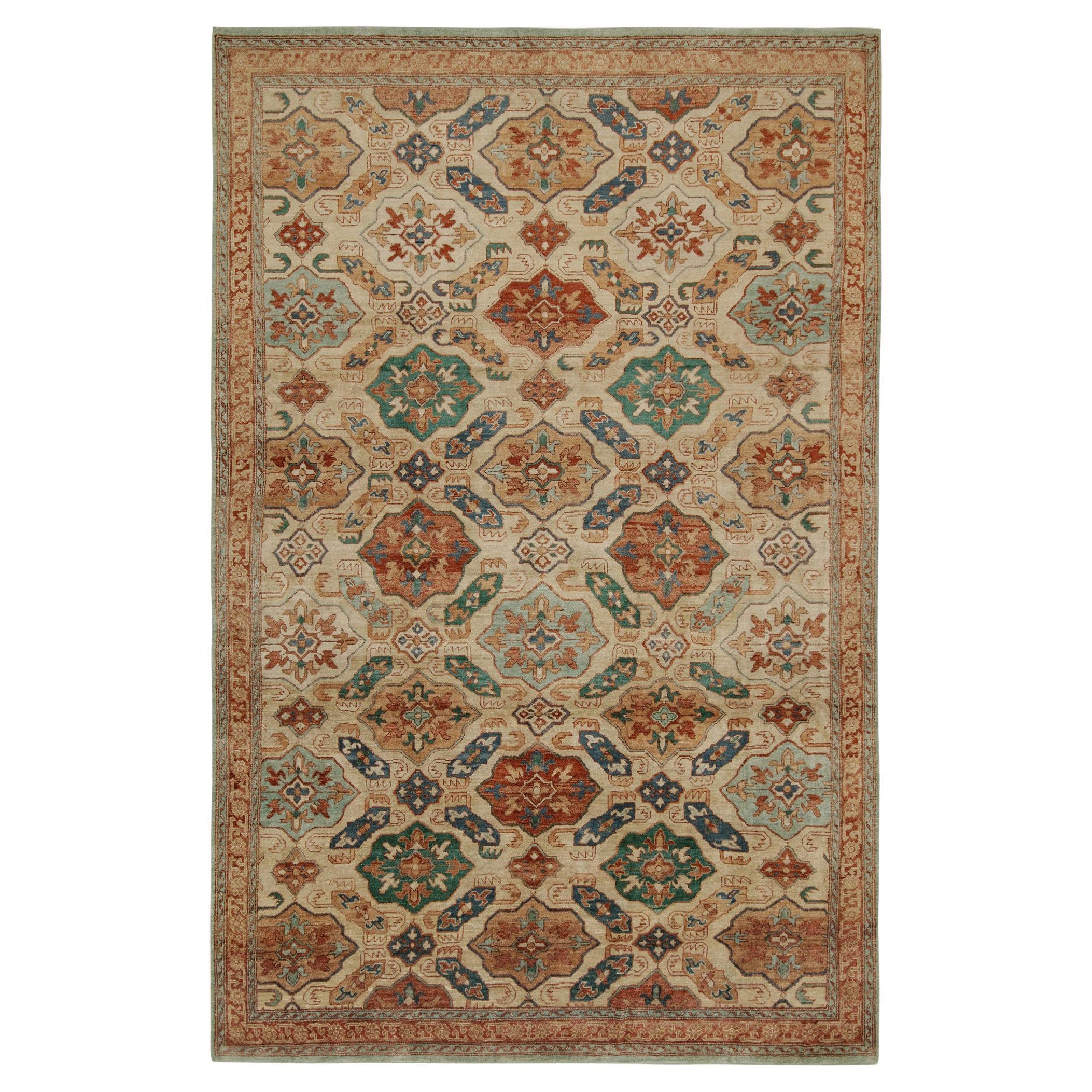 Rug & Kilim è un tappeto personalizzato in stile degradato con motivi geometrici beige, rossi e verde acqua.