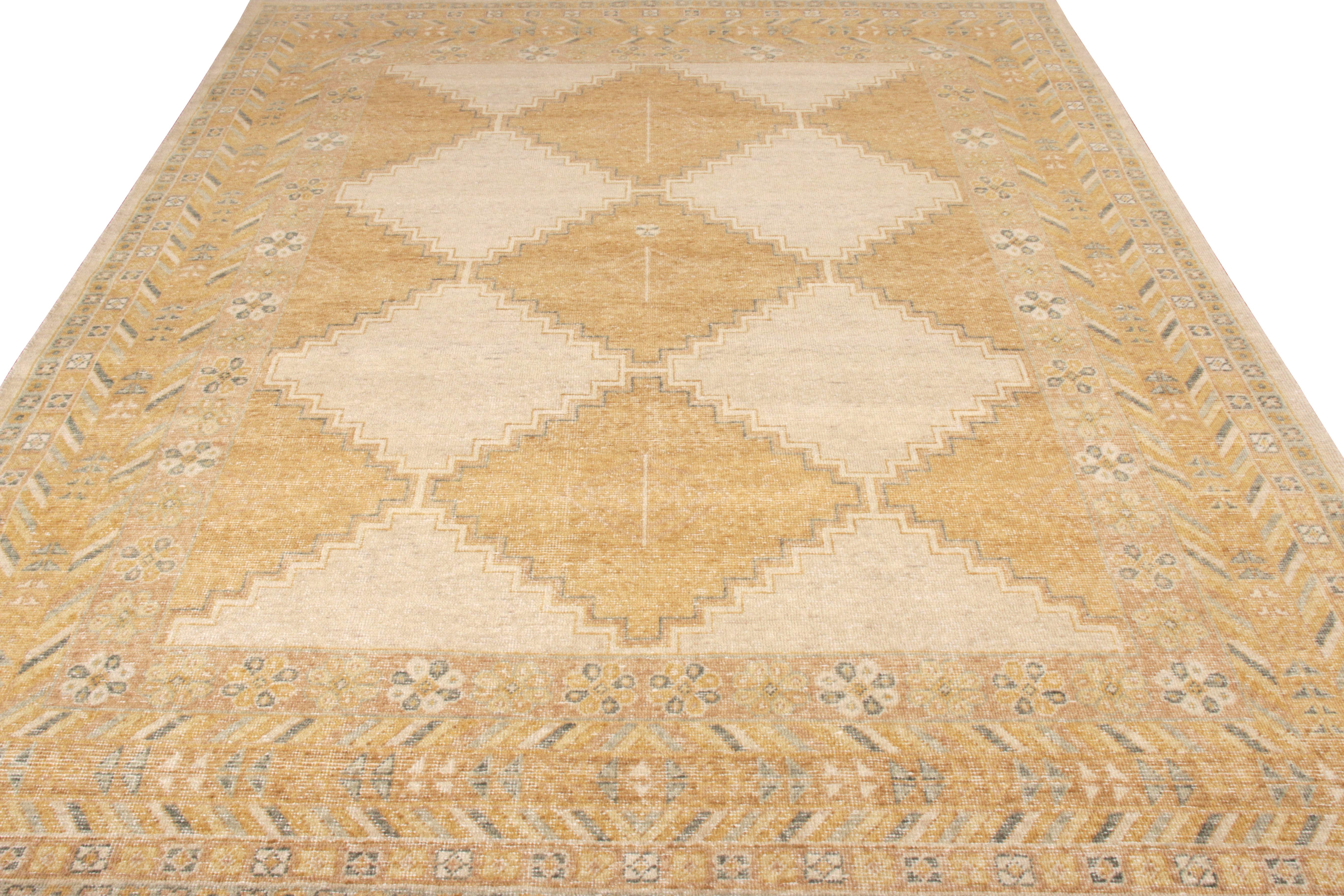 Ein einladender Teppich im Used-Look, erhältlich in der Homage Collection von Rug & Kilim. Dieses 8 x 10 große Exemplar aus handgeknüpfter Wolle zeigt ein klassisches beigefarbenes, geometrisches Muster, das in einen einzigartigen, strukturierten