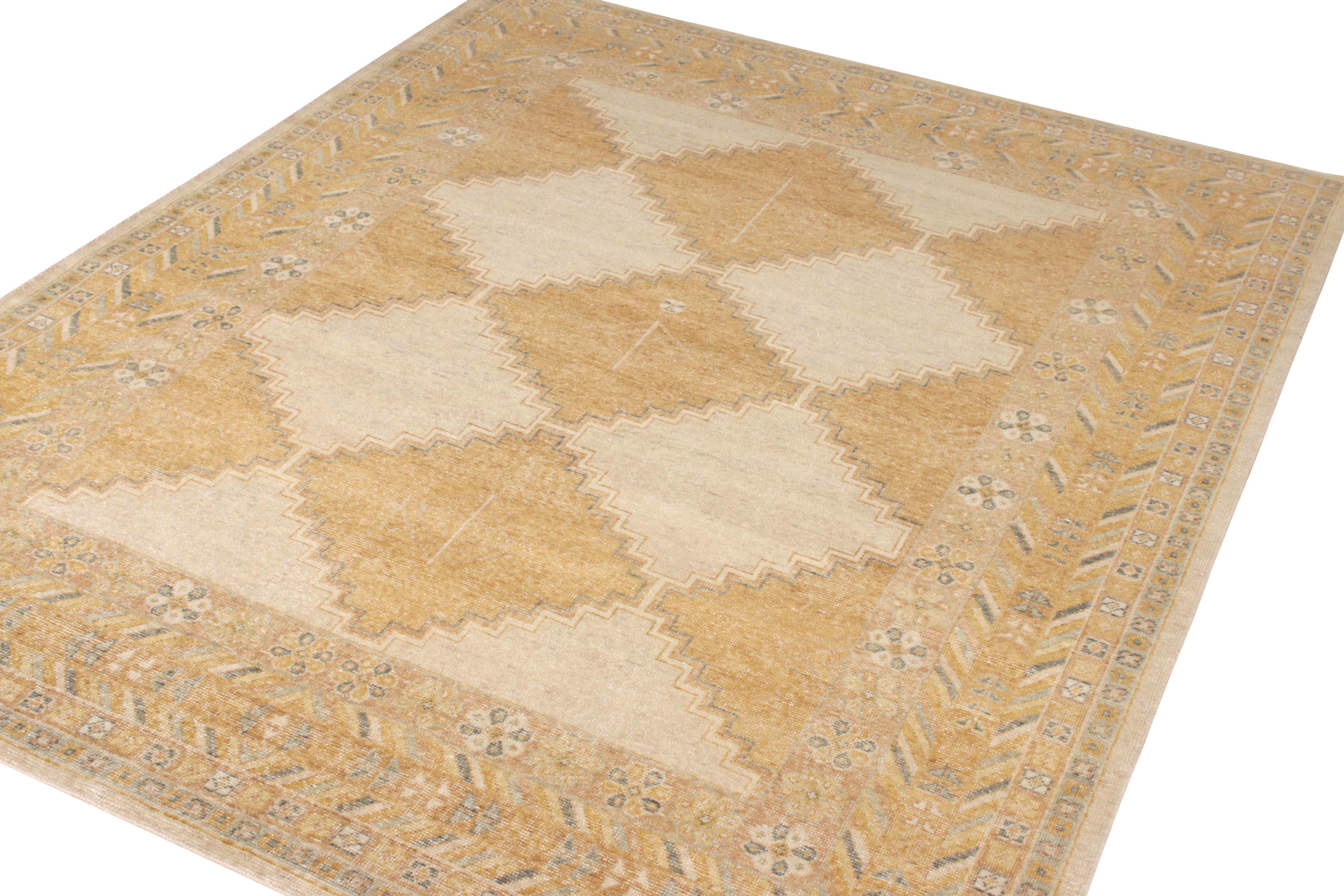 Teppich & Kilims Distressed Style, maßgefertigter Teppich in Beige & Gelb mit geometrischem Muster (Sonstiges) im Angebot