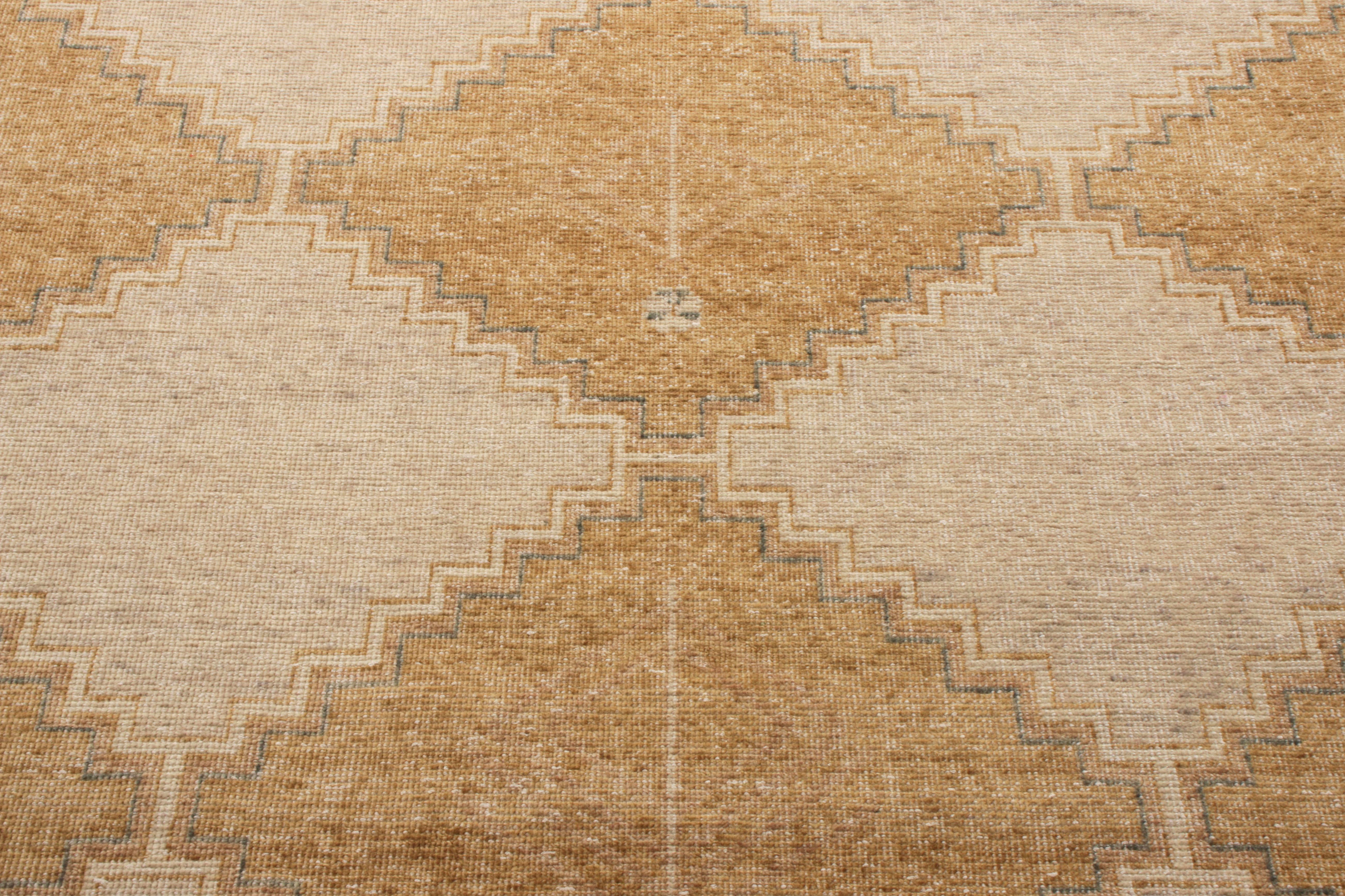 Teppich & Kilims Distressed Style, maßgefertigter Teppich in Beige & Gelb mit geometrischem Muster (Indisch) im Angebot