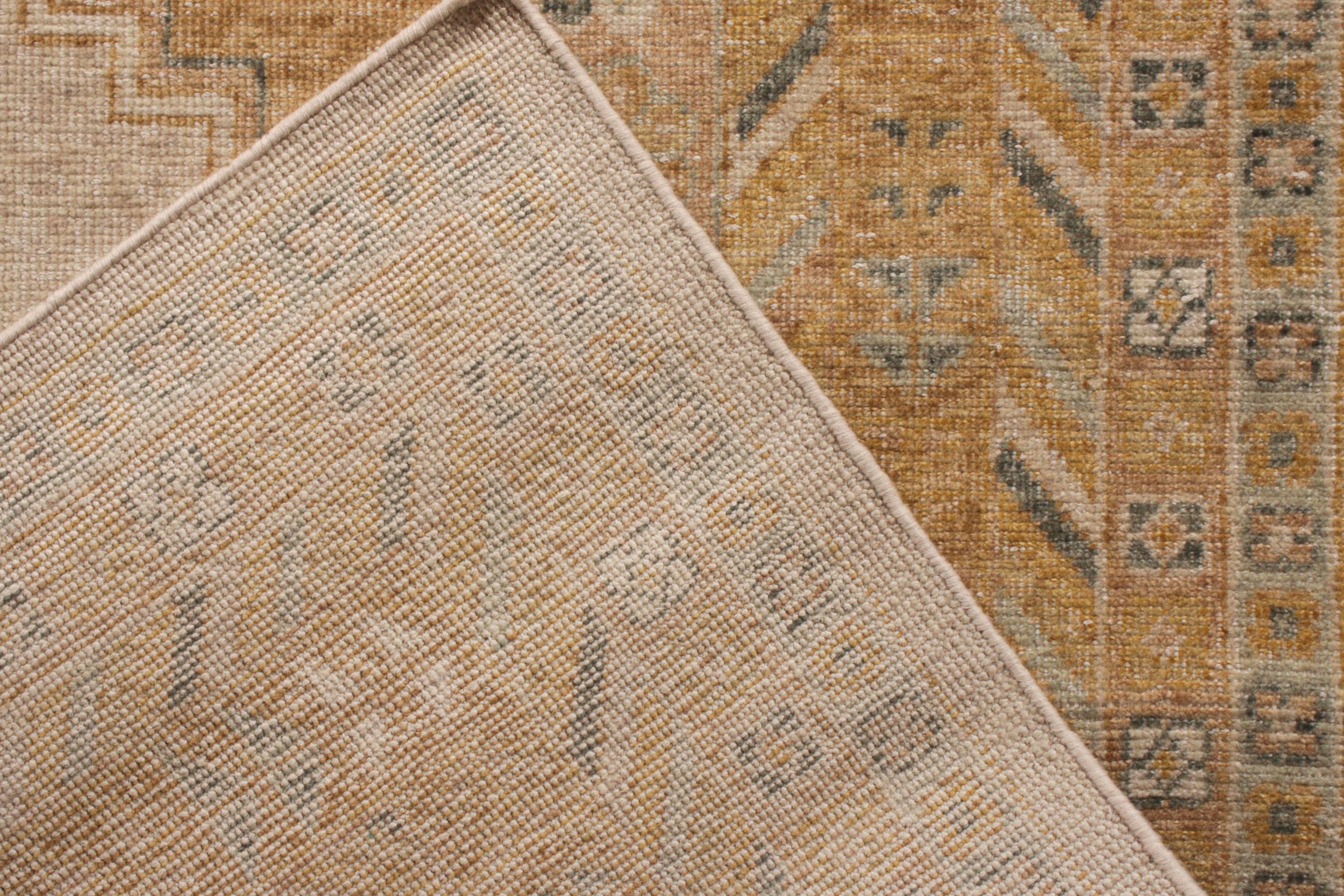 Teppich & Kilims Distressed Style, maßgefertigter Teppich in Beige & Gelb mit geometrischem Muster (Handgeknüpft) im Angebot