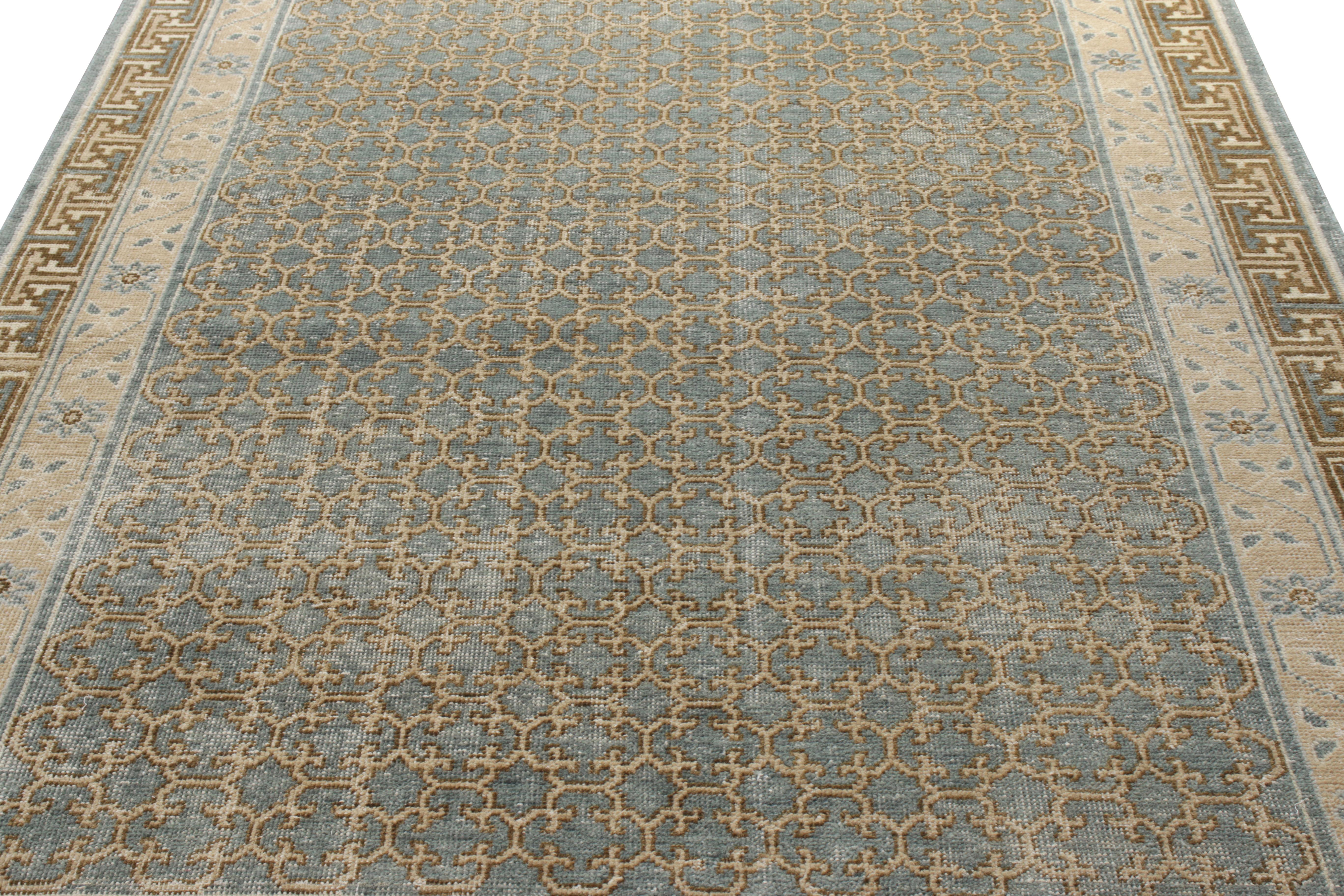 Rug & Kilim se enorgullece de presentar su distintiva interpretación envejecida del célebre estilo Khotan en esta alfombra personalizada de su colección Homage. Anudado a mano en lana, ejemplificado en esta edición de 6x9, el estilo Clásico lleva su