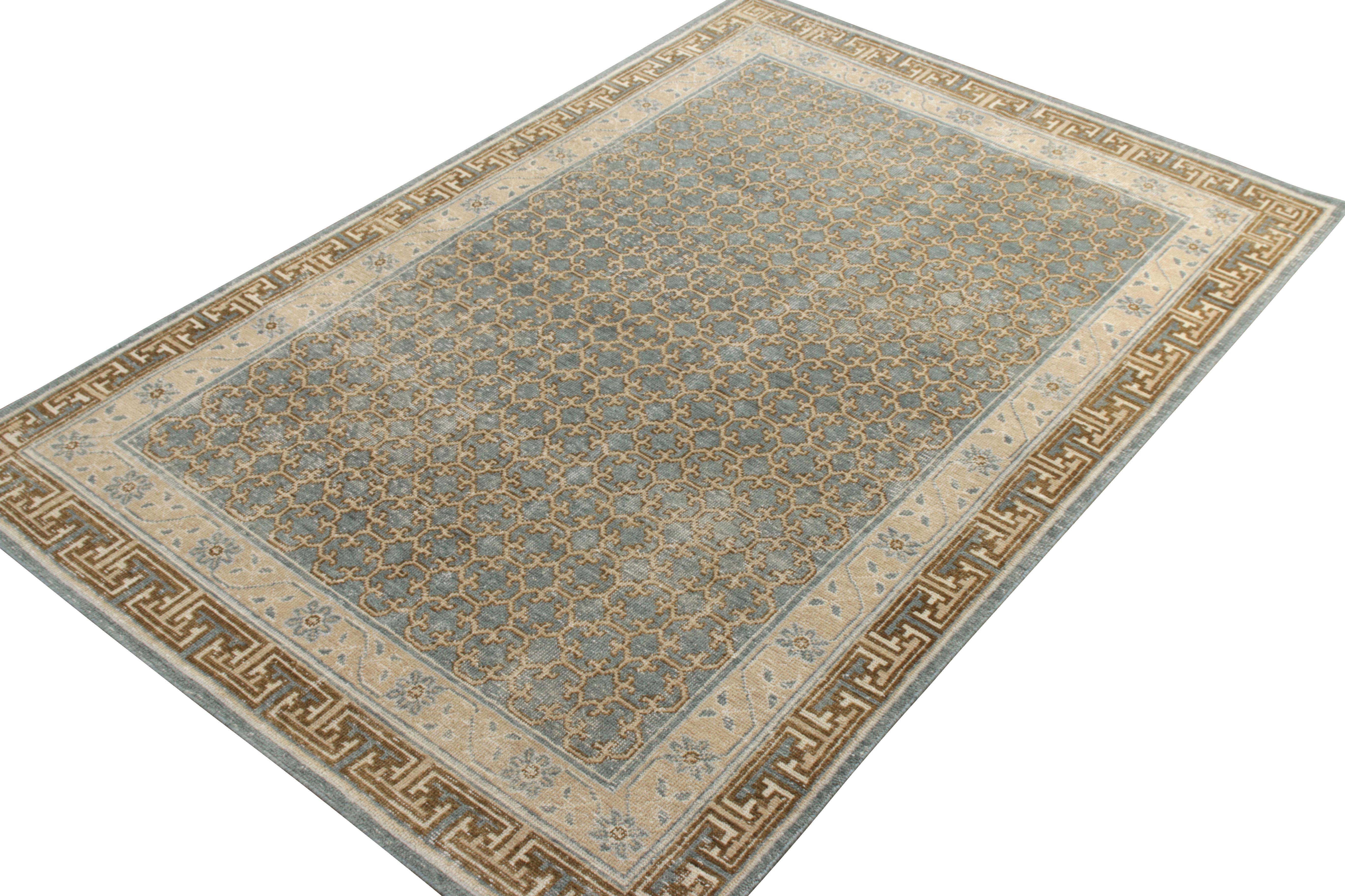 Alfombra personalizada estilo envejecido de Rug & Kilim en azul y estampado geométrico beige-marrón Jotan en venta