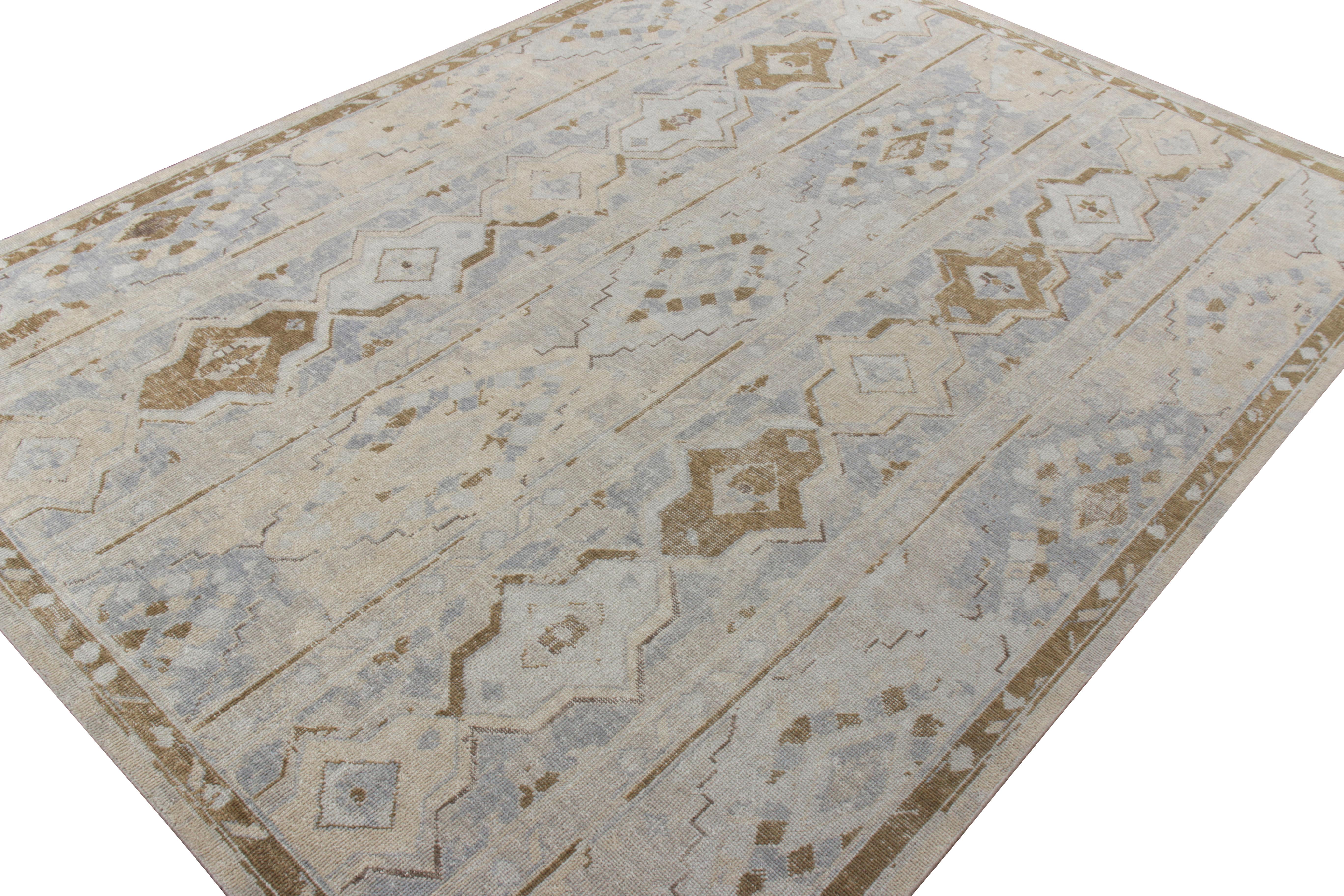 Teppich & Kilims Distressed Style Maßgefertigter Teppich in Blau, Beige-Brown mit geometrischem Muster (Stammeskunst) im Angebot