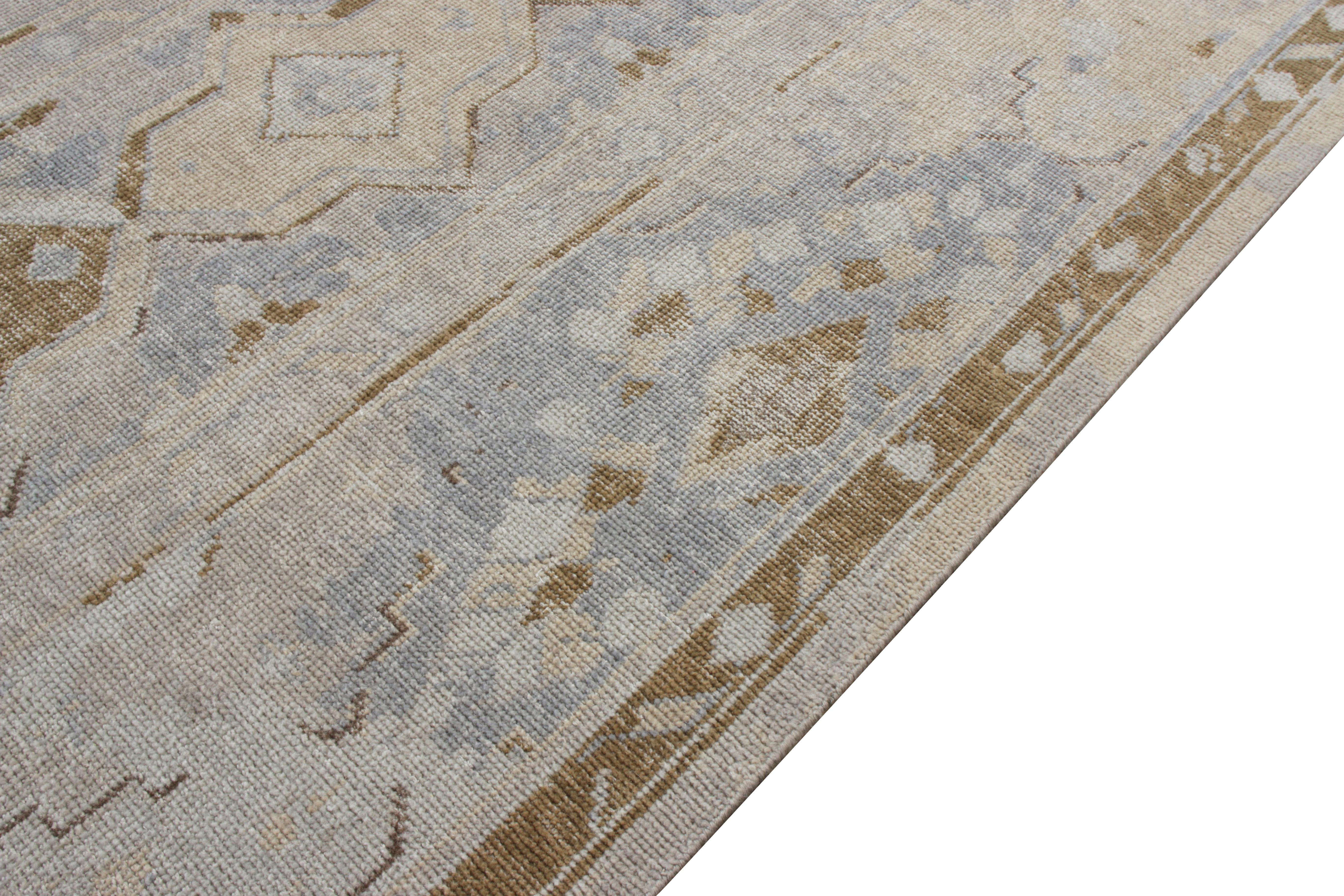 Teppich & Kilims Distressed Style Maßgefertigter Teppich in Blau, Beige-Brown mit geometrischem Muster (Indisch) im Angebot