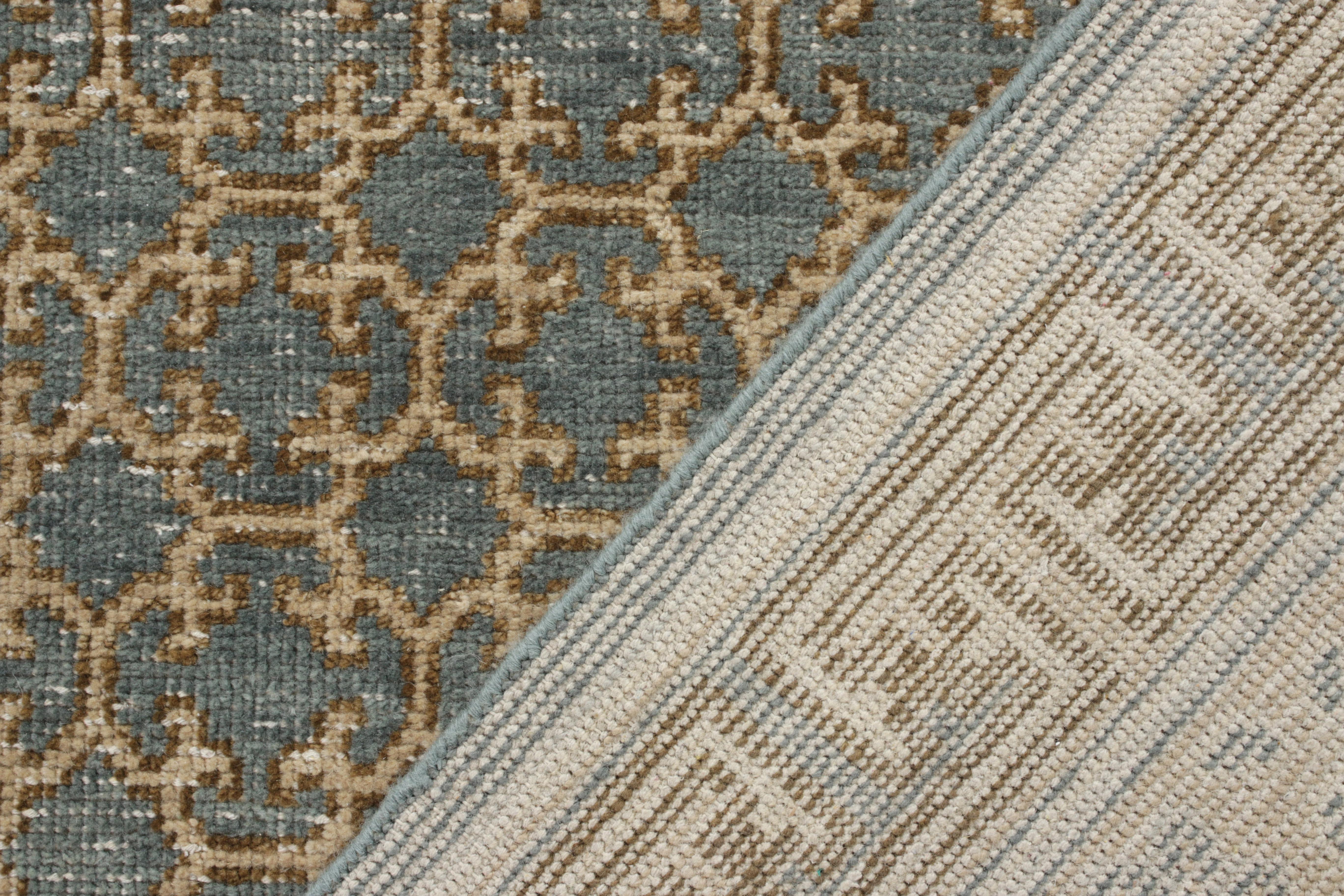 Alfombra personalizada estilo envejecido de Rug & Kilim en azul y estampado geométrico beige-marrón Anudado a mano en venta