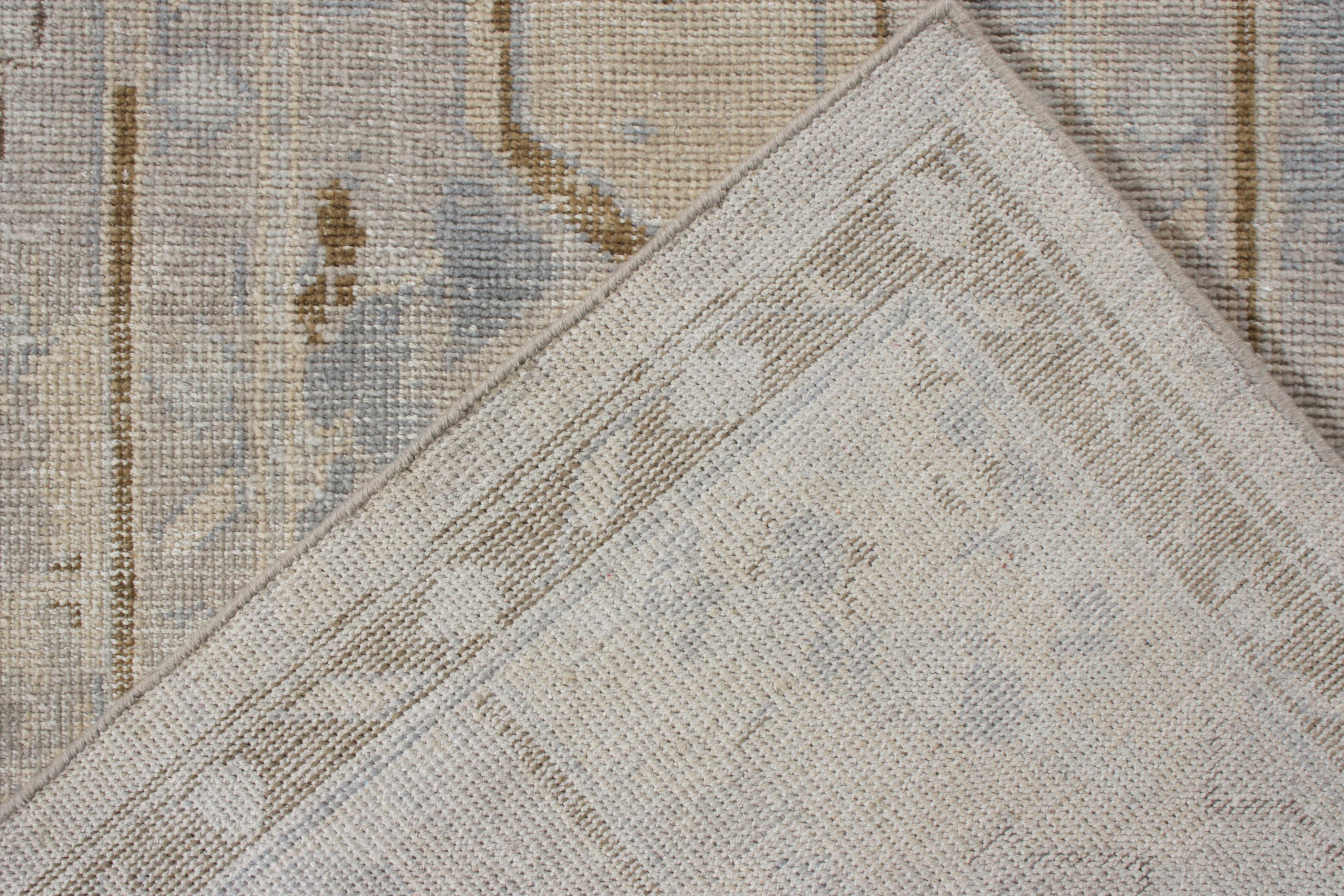 Teppich & Kilims Distressed Style Maßgefertigter Teppich in Blau, Beige-Brown mit geometrischem Muster (Handgeknüpft) im Angebot