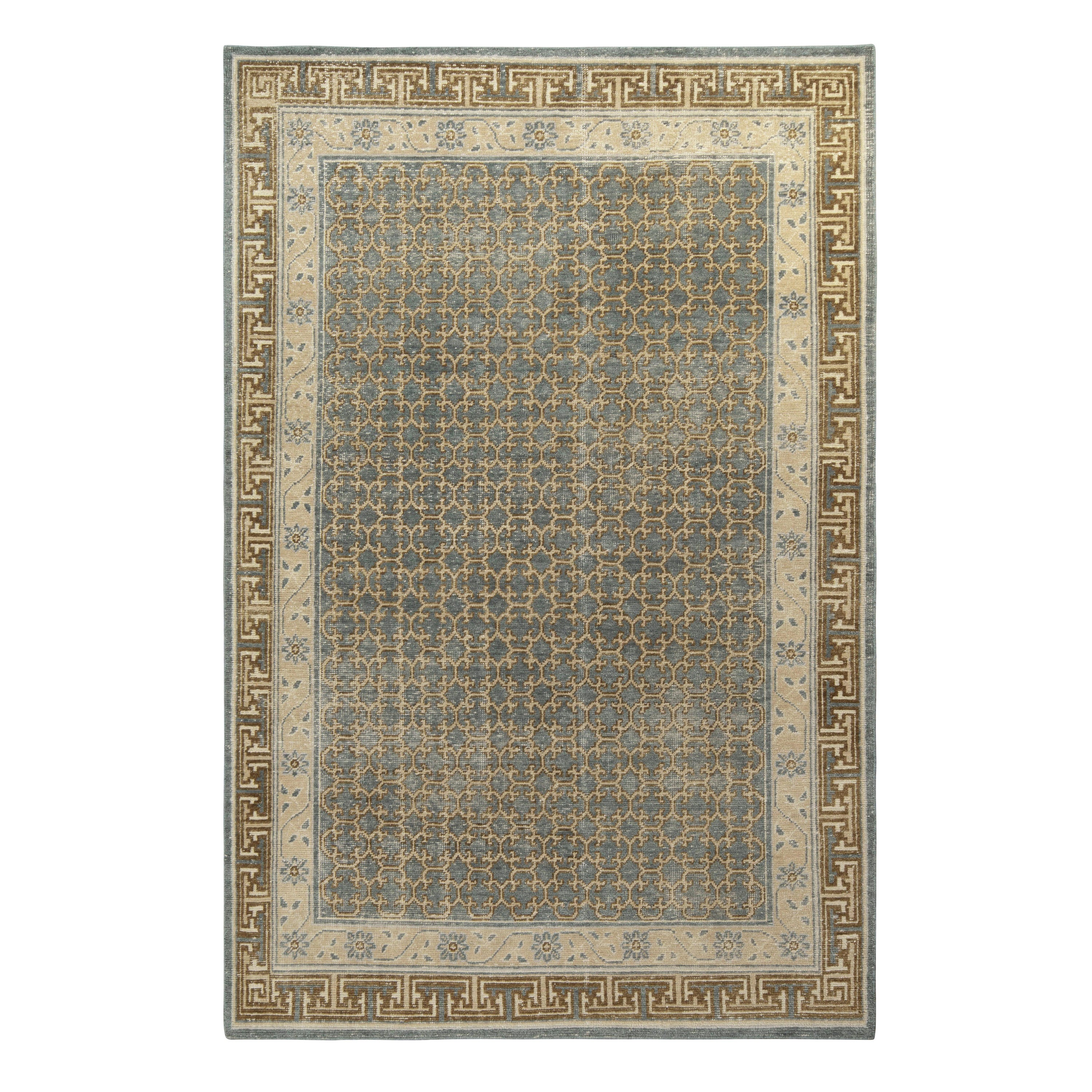 Rug & Kilim è un tappeto personalizzato in stile degradato con motivi geometrici blu, beige e marrone.