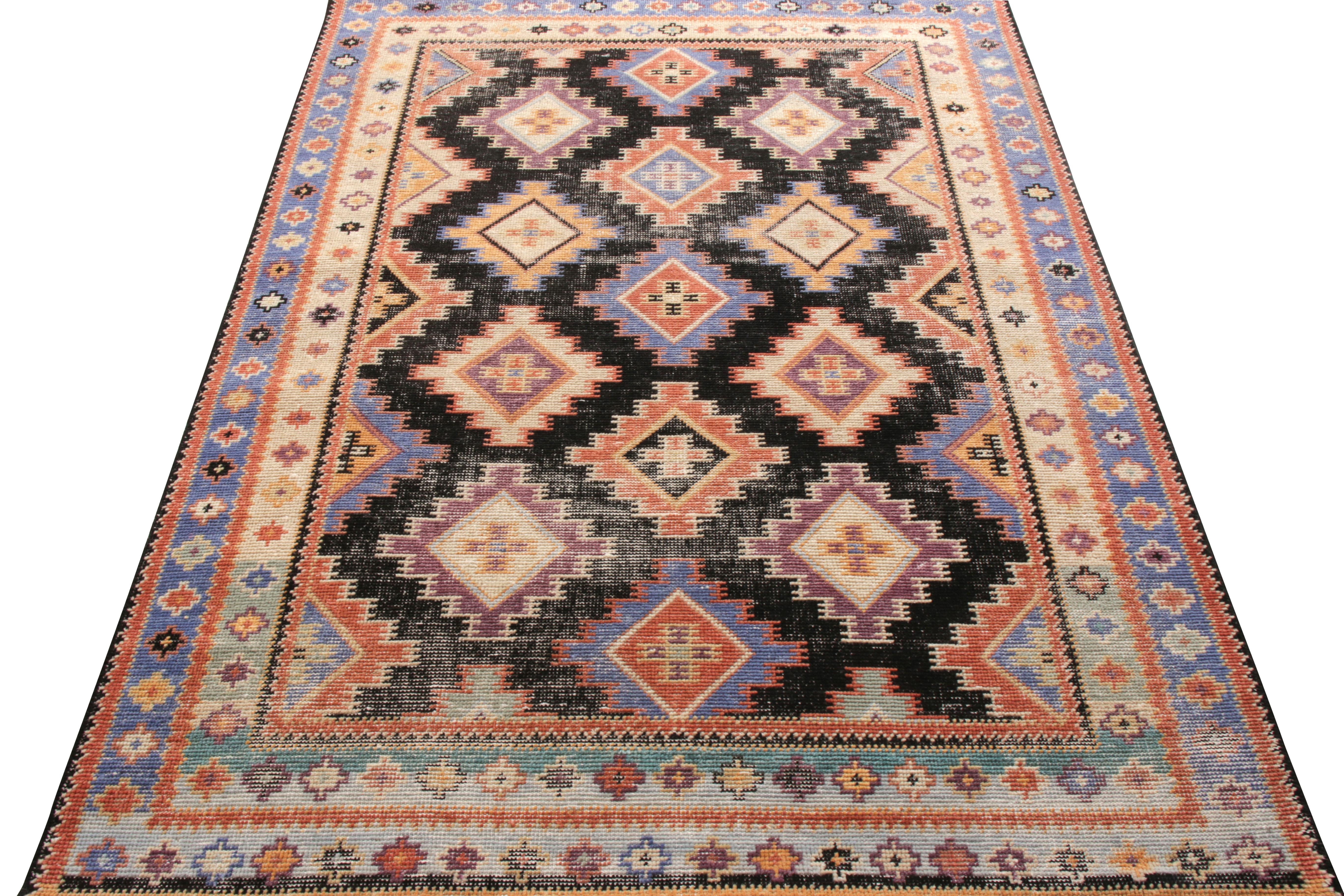 Annodato a mano in lana, un tappeto shabby chic personalizzato appartenente alla collezione Homage di Rug & Kilim. Questo esemplare 5x7 è caratterizzato da una texture dal carattere afflitto, che si sviluppa su un disegno geometrico simmetrico nelle