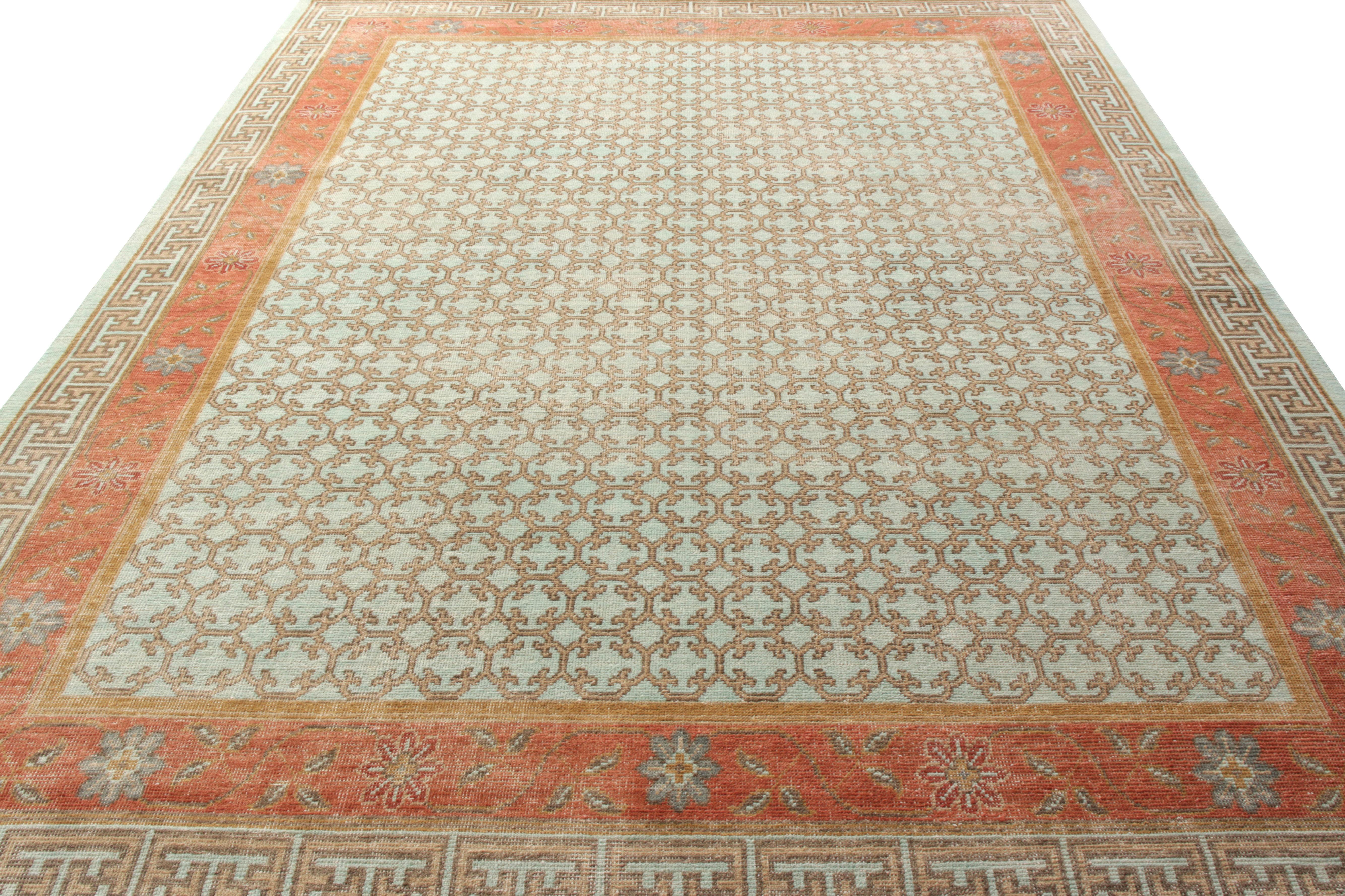 Rug & Kilim presenta questo tappeto personalizzato della sua collezione Homage, un'interpretazione ipnotizzante dello stile angosciato. Questa ispirazione ai tappeti Khotan, che copre un'area di 9x12 in questa edizione, combina elegantemente