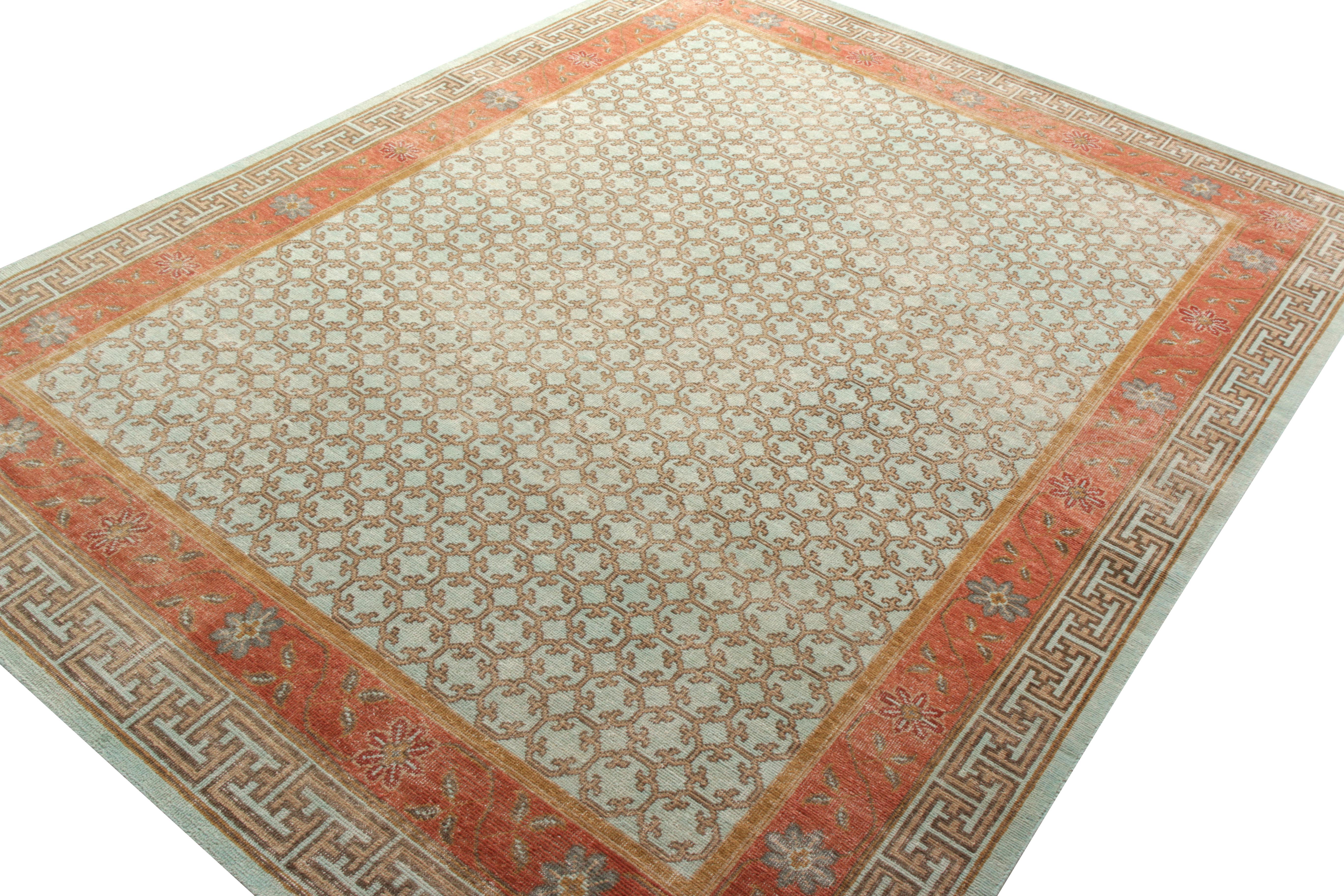 Khotan Rug & Kilim è un tappeto personalizzato in stile degradato con motivi geometrici blu e rossi. in vendita