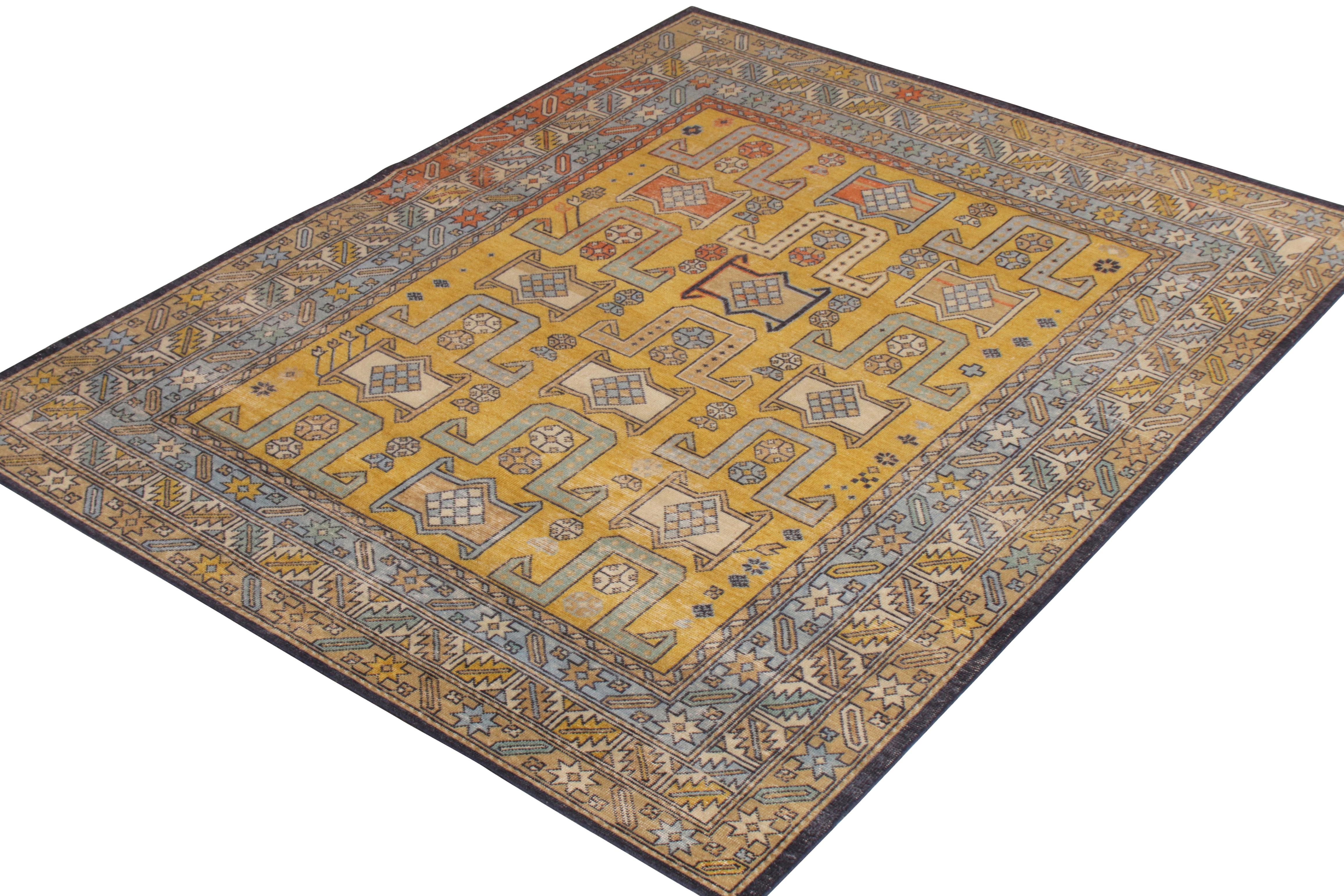 Doté d'un motif géométrique défini, ce tapis personnalisé est un ajout bienvenu à la collection Homage de Rug & Kilim, disponible dans toutes les couleurs et tailles. Le motif distinctif de cet exemple 8x10 est incrusté dans une laine de qualité